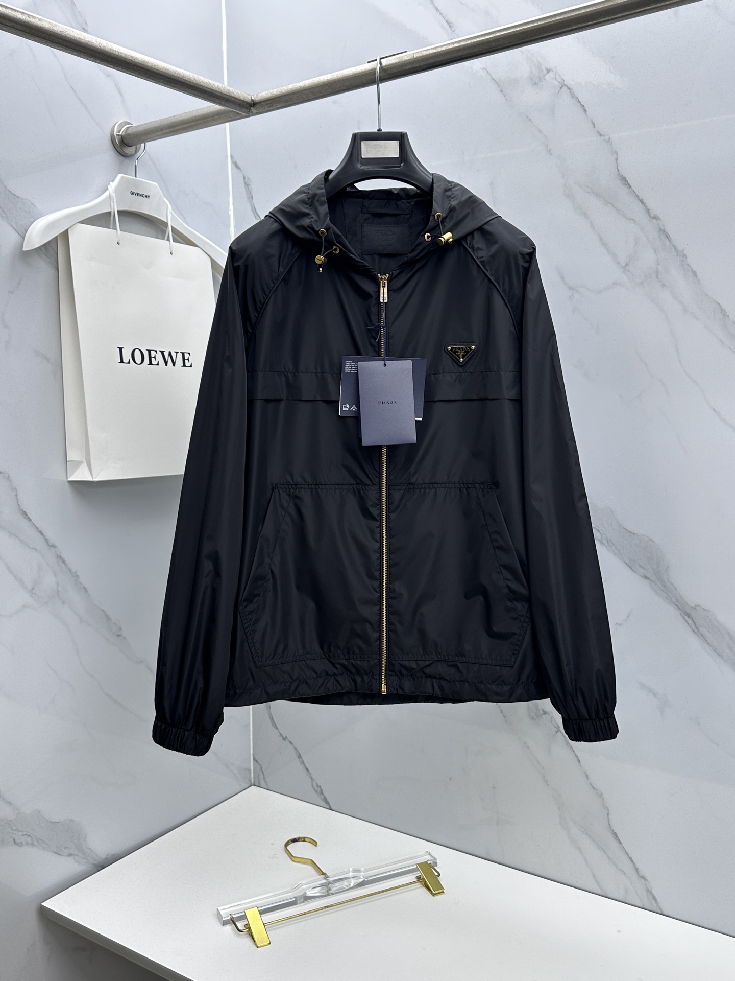 🆕Prada普拉达 2026早春休闲系列，最新时尚连帽夹克外套.古铜色三角标logo，处处细节显工艺足够