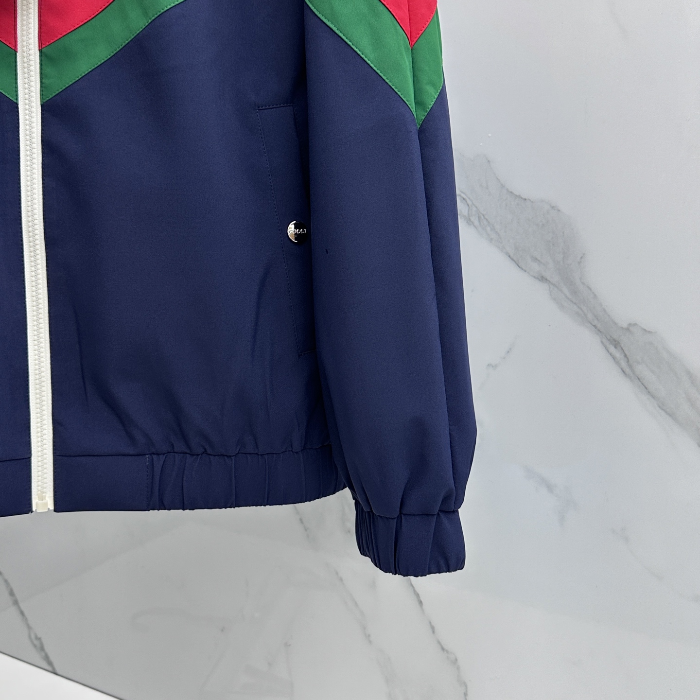 🆕Gucci古驰 2026早春休闲系列，最新时尚立领夹克外套.红绿织带。拼接撞色。高端刺绣，处处细节显工