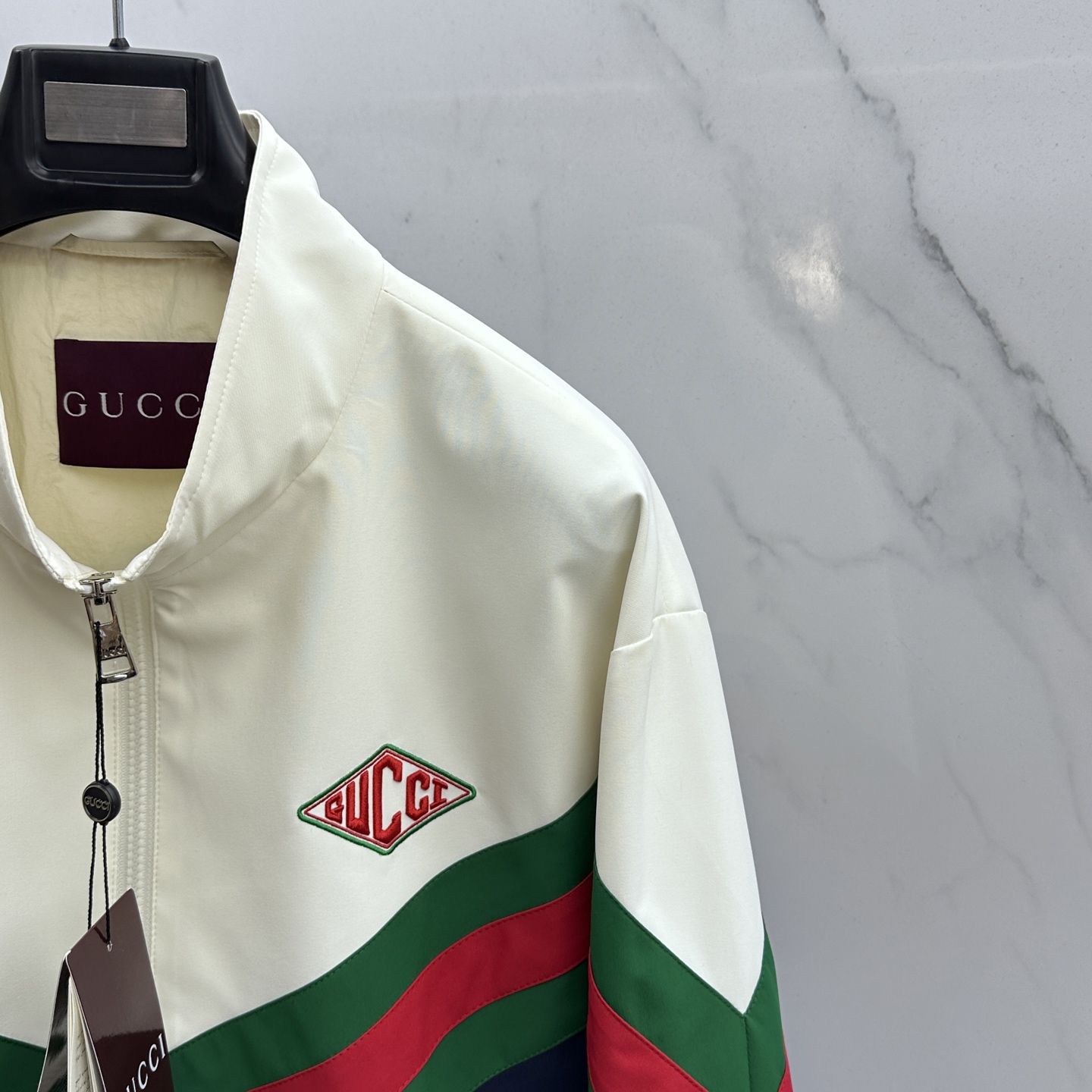 🆕Gucci古驰 2026早春休闲系列，最新时尚立领夹克外套.红绿织带。拼接撞色。高端刺绣，处处细节显工