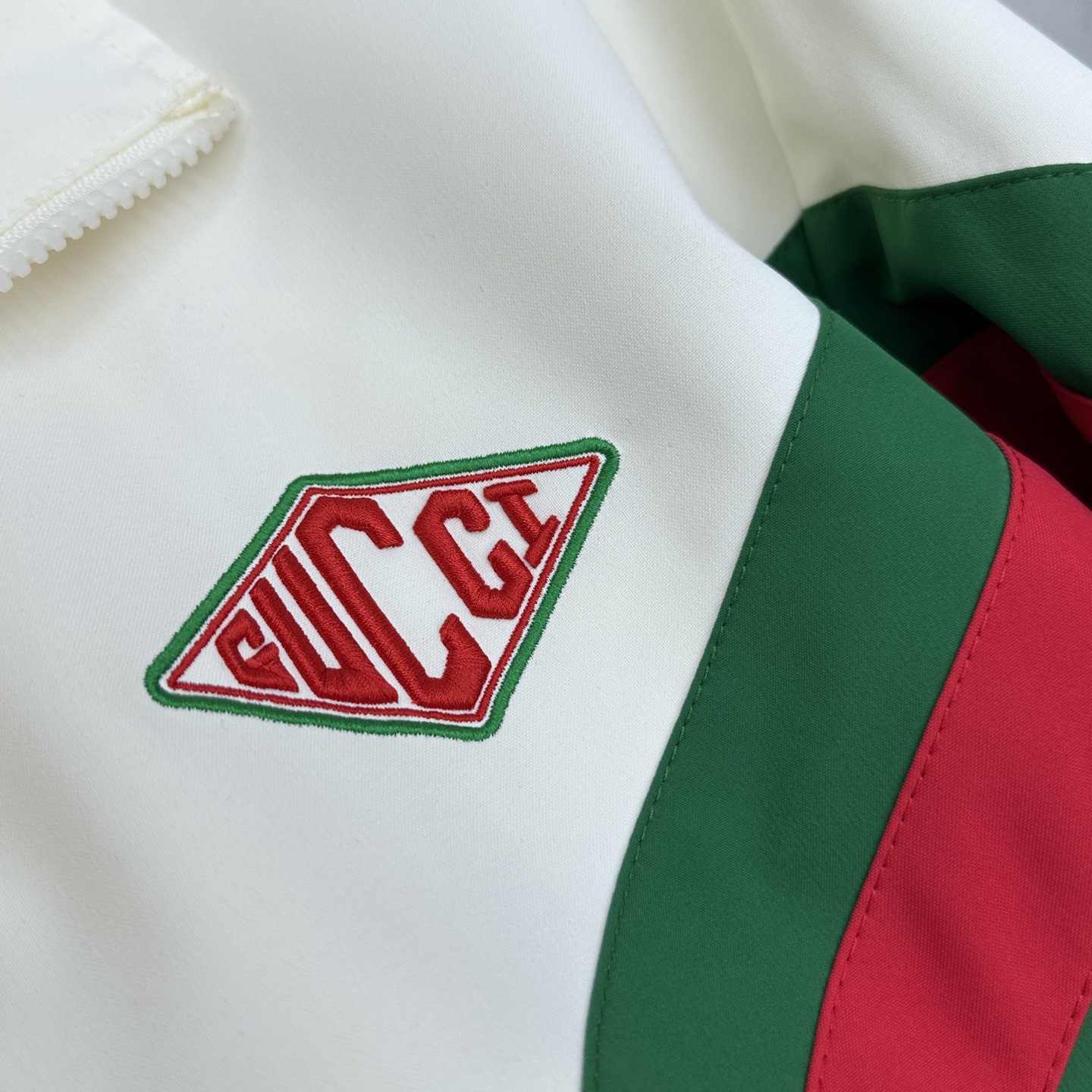 🆕Gucci古驰 2026早春休闲系列，最新时尚立领夹克外套.红绿织带。拼接撞色。高端刺绣，处处细节显工