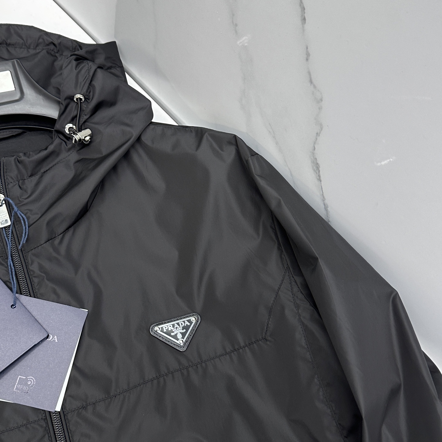 🆕Prada普拉达 2026早春休闲系列，最新时尚连帽夹克外套.经典三角标志。处处细节显工艺足够的高级 