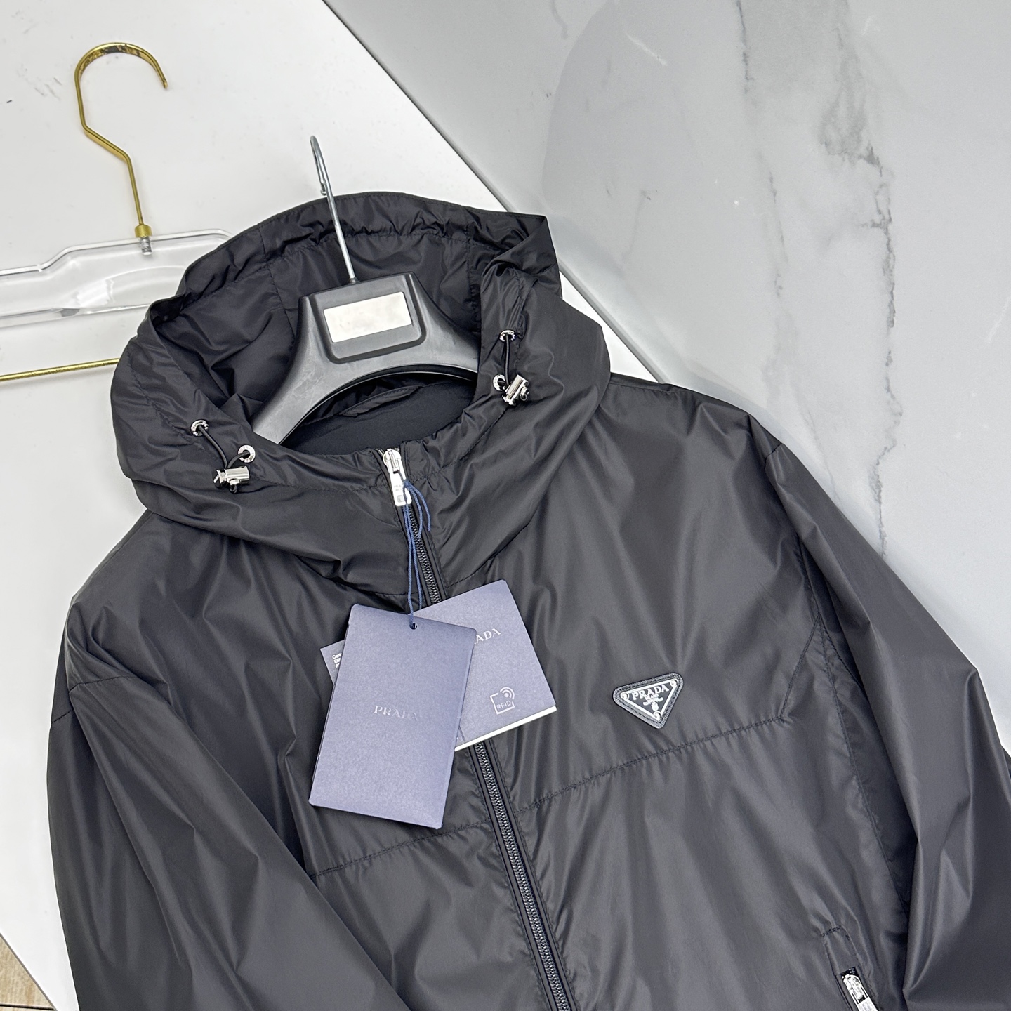 🆕Prada普拉达 2026早春休闲系列，最新时尚连帽夹克外套.经典三角标志。处处细节显工艺足够的高级 