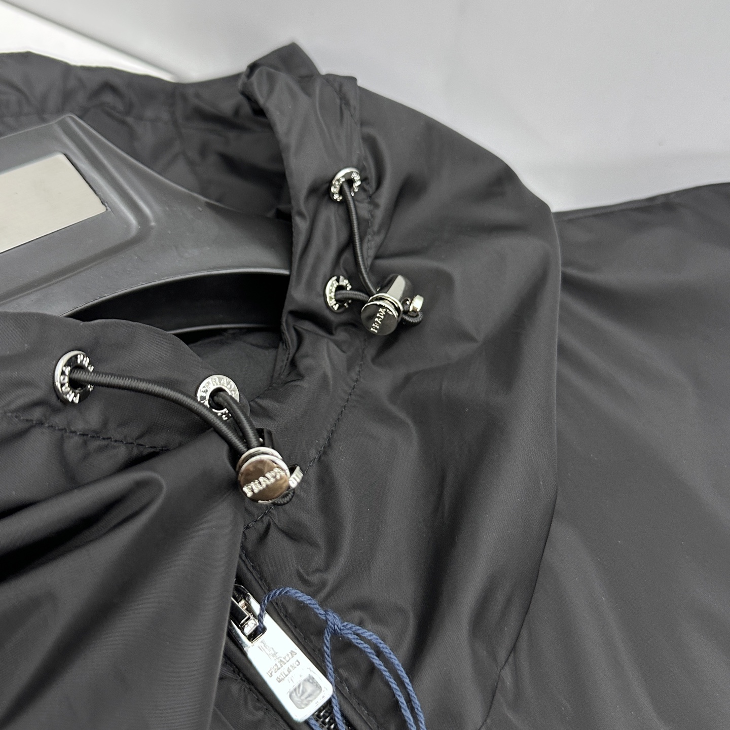 🆕Prada普拉达 2026早春休闲系列，最新时尚连帽夹克外套.经典三角标志。处处细节显工艺足够的高级 