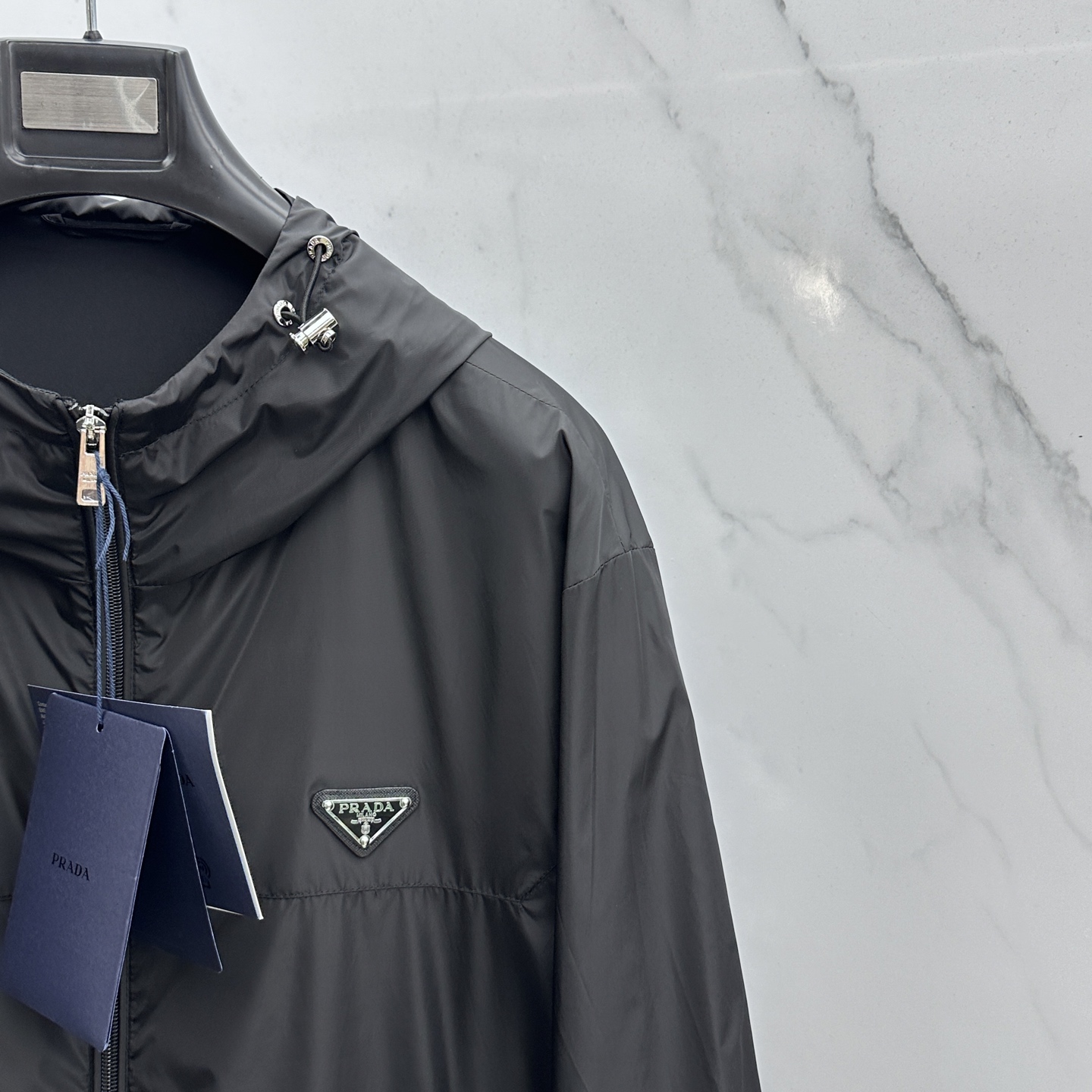 🆕Prada普拉达 2026早春休闲系列，最新时尚连帽夹克外套.经典三角标志。处处细节显工艺足够的高级 