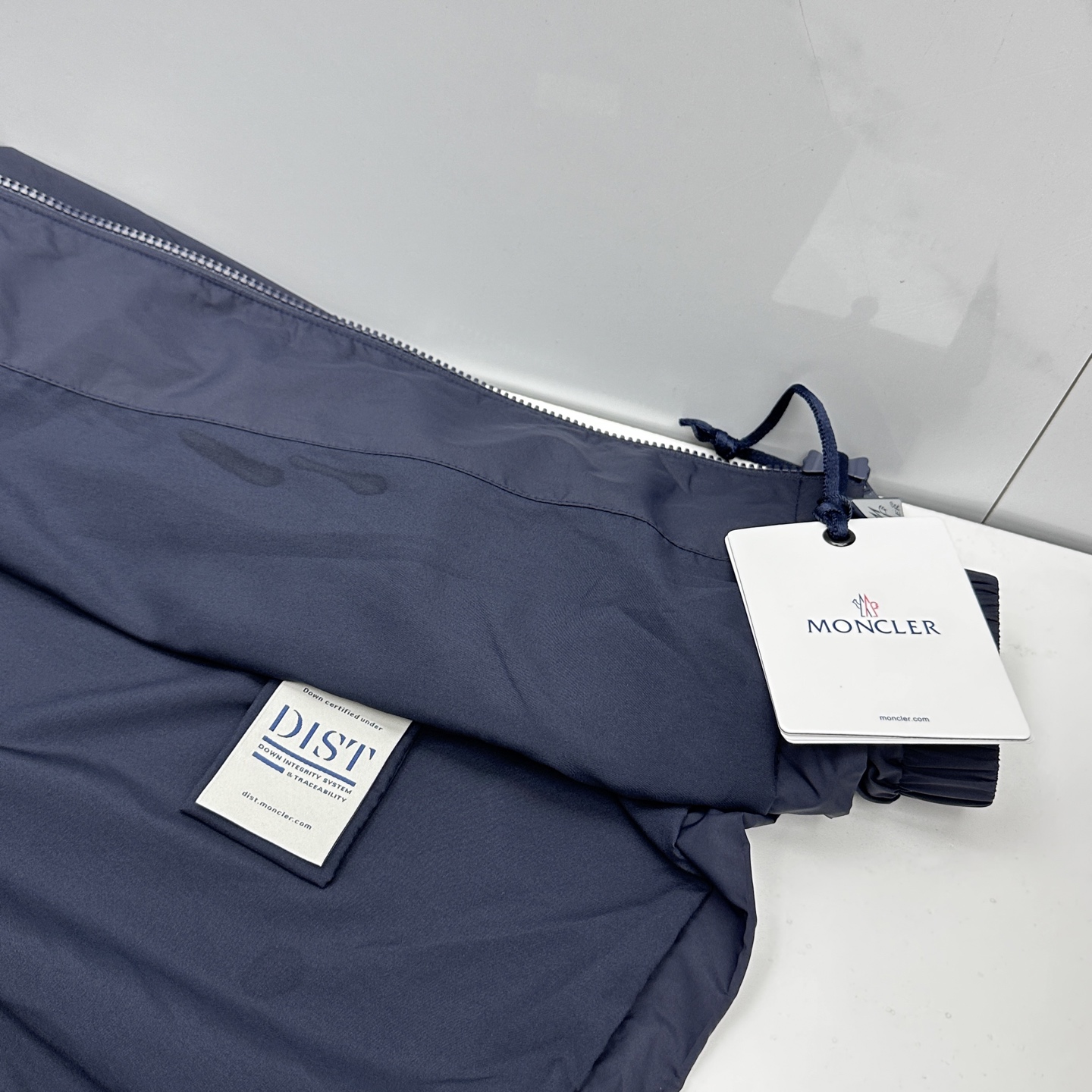 🆕Moncler蒙口 2026早春休闲系列，最新时尚立领夹克外套.丝滑轻薄，红白蓝标志性搭配。处处细节显