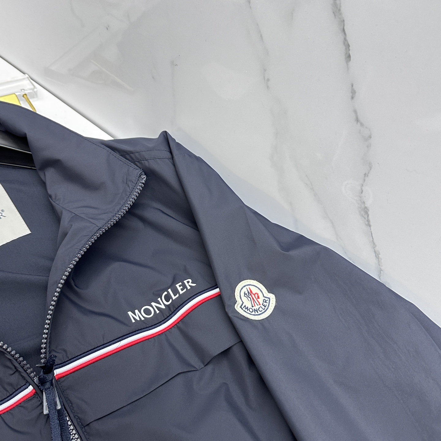 🆕Moncler蒙口 2026早春休闲系列，最新时尚立领夹克外套.丝滑轻薄，红白蓝标志性搭配。处处细节显