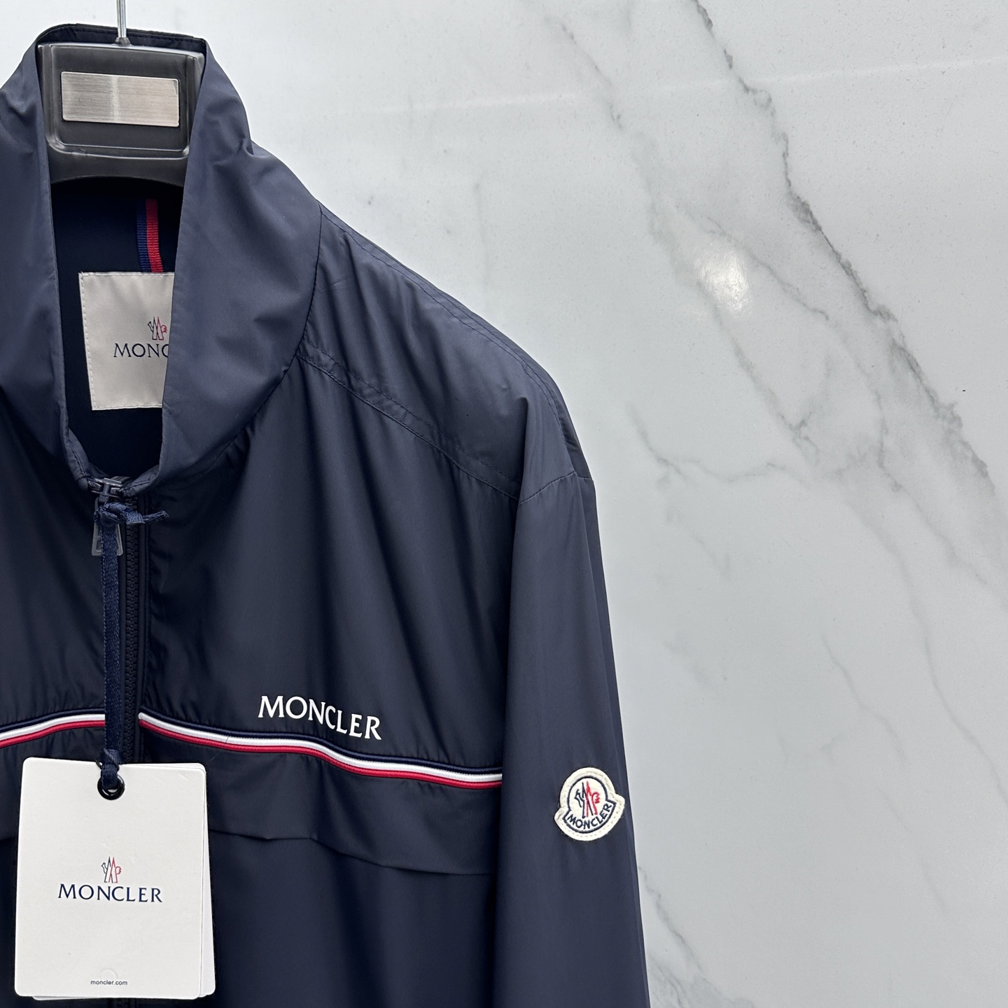 🆕Moncler蒙口 2026早春休闲系列，最新时尚立领夹克外套.丝滑轻薄，红白蓝标志性搭配。处处细节显