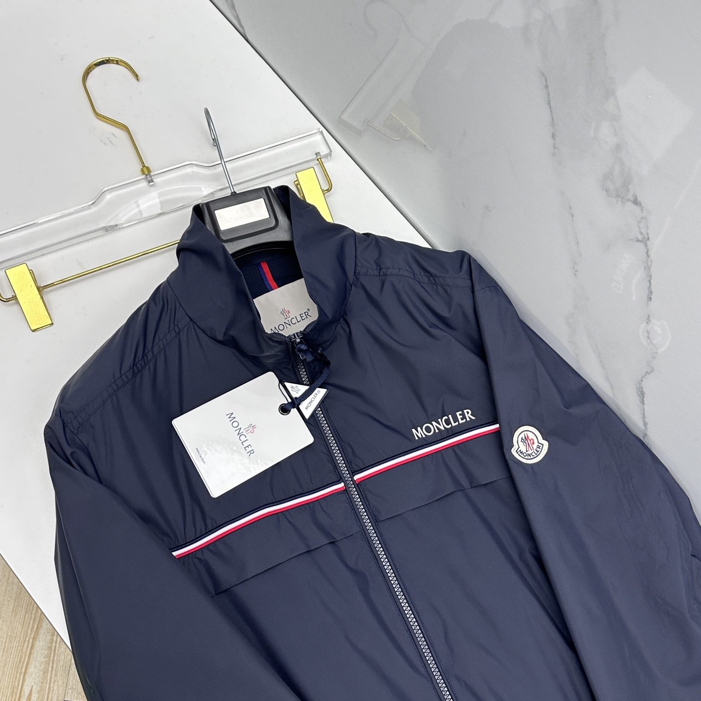 🆕Moncler蒙口 2026早春休闲系列，最新时尚立领夹克外套.丝滑轻薄，红白蓝标志性搭配。处处细节显