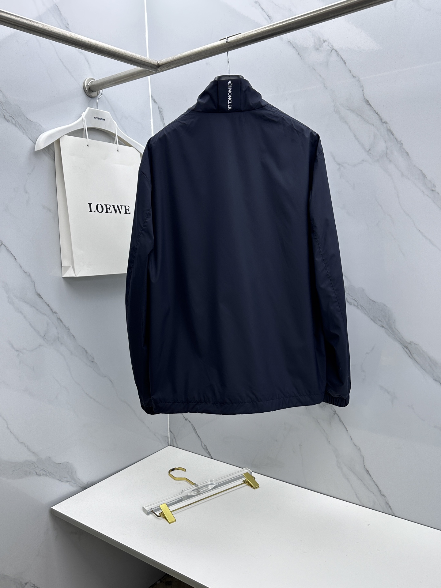 🆕Moncler蒙口 2026早春休闲系列，最新时尚立领夹克外套.丝滑轻薄，红白蓝标志性搭配。处处细节显