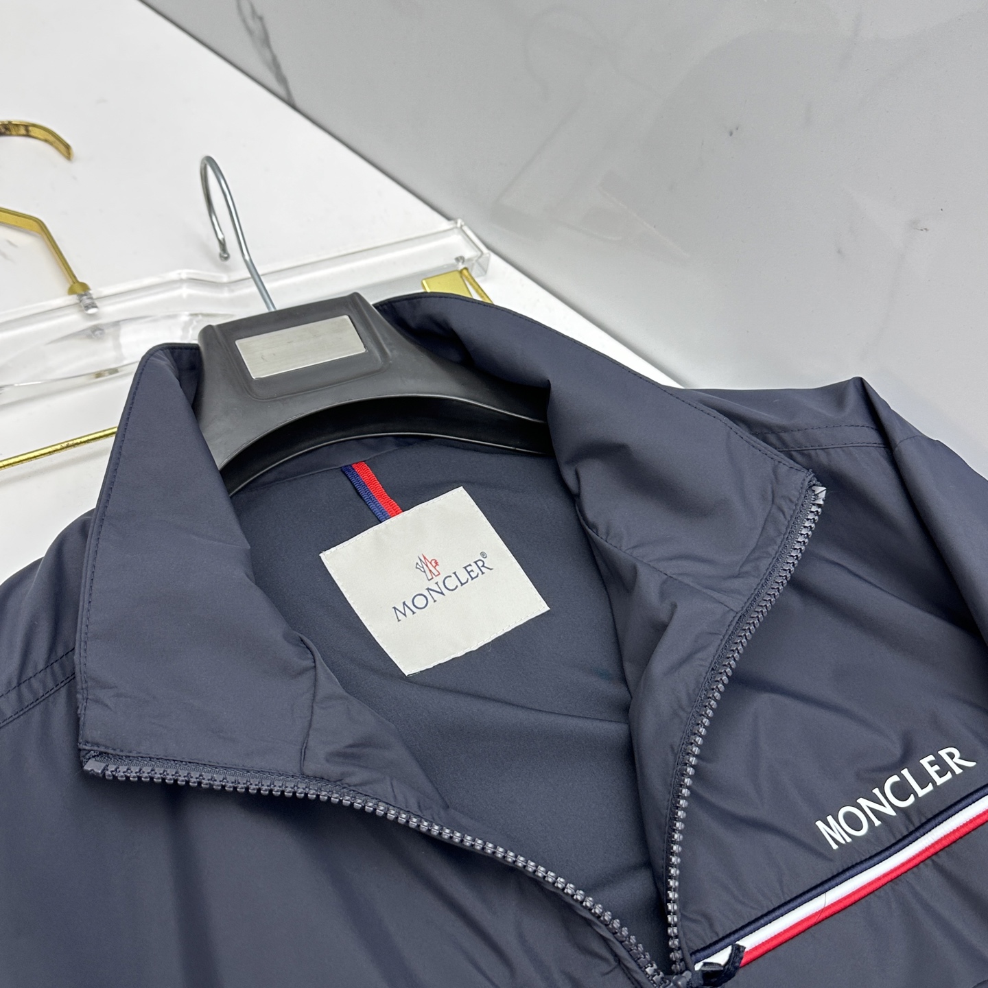🆕Moncler蒙口 2026早春休闲系列，最新时尚立领夹克外套.丝滑轻薄，红白蓝标志性搭配。处处细节显