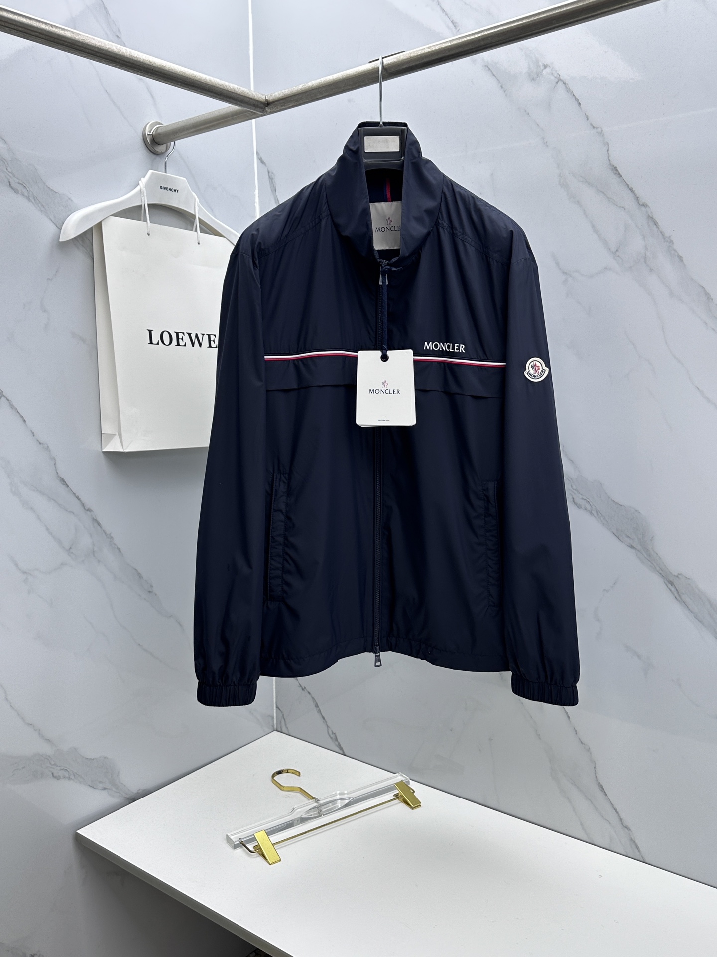 🆕Moncler蒙口 2026早春休闲系列，最新时尚立领夹克外套.丝滑轻薄，红白蓝标志性搭配。处处细节显