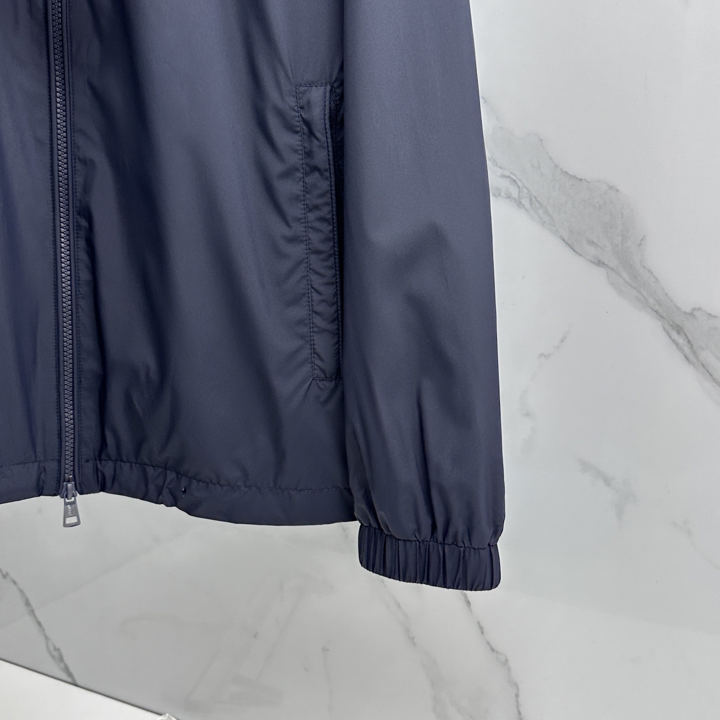 🆕Moncler蒙口 2026早春休闲系列，最新时尚立领夹克外套.丝滑轻薄，红白蓝标志性搭配。处处细节显