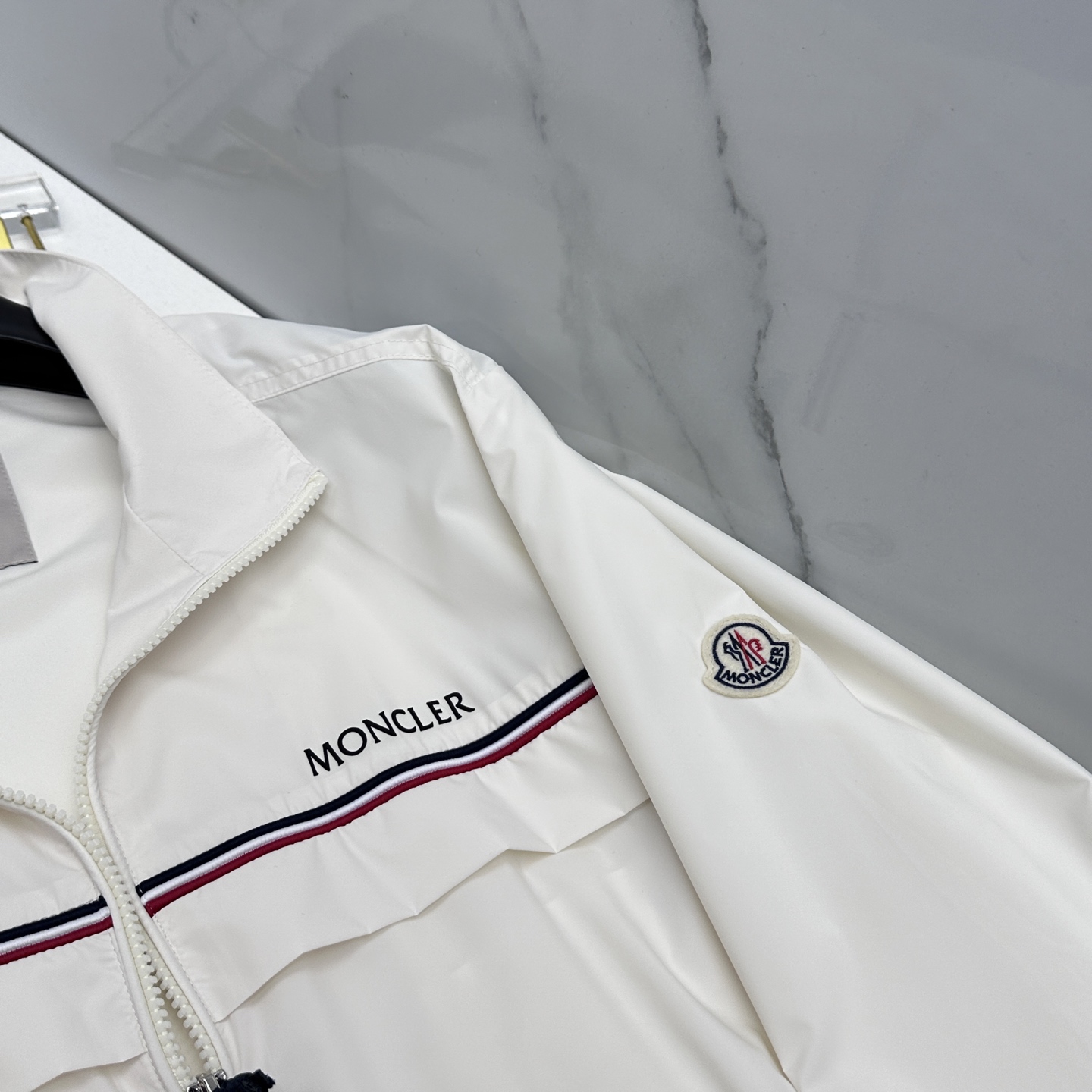 🆕Moncler蒙口 2026早春休闲系列，最新时尚立领夹克外套.丝滑轻薄，红白蓝标志性搭配。处处细节显