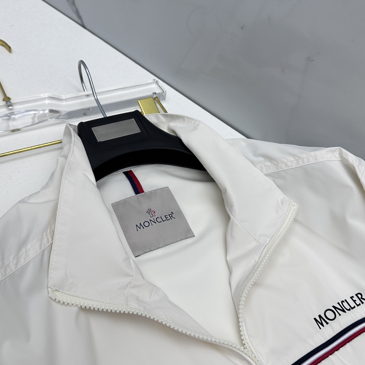 🆕Moncler蒙口 2026早春休闲系列，最新时尚立领夹克外套.丝滑轻薄，红白蓝标志性搭配。处处细节显