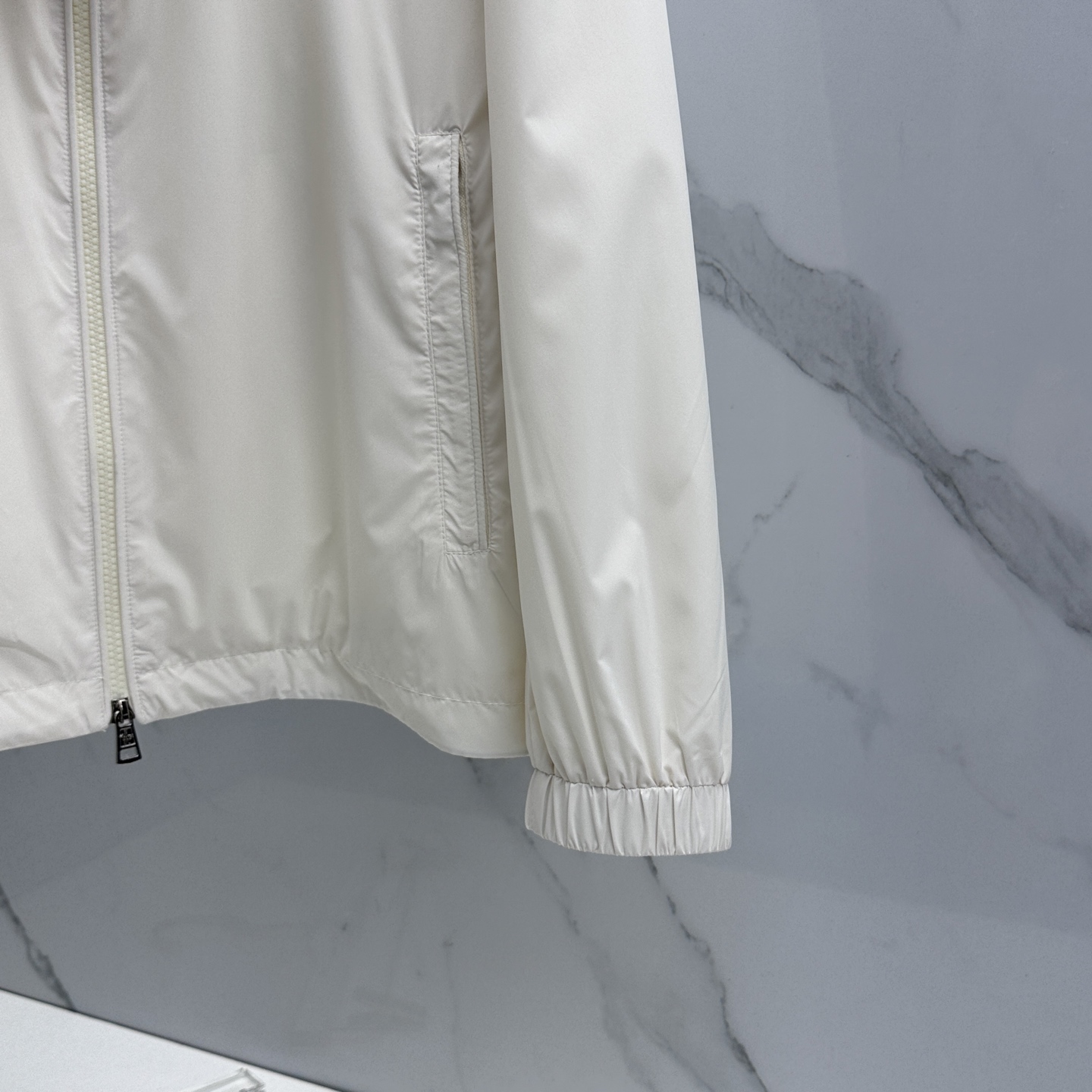 🆕Moncler蒙口 2026早春休闲系列，最新时尚立领夹克外套.丝滑轻薄，红白蓝标志性搭配。处处细节显