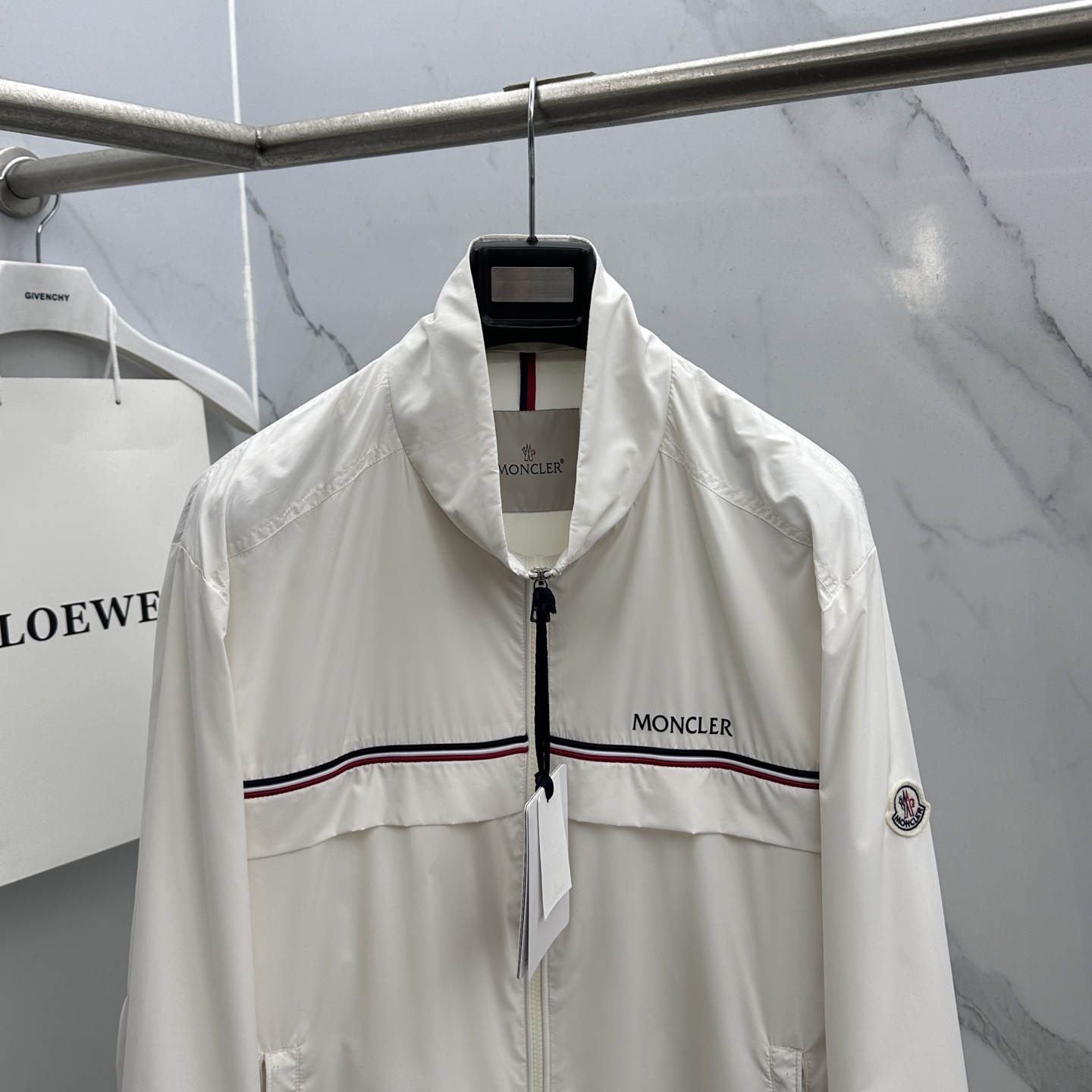 🆕Moncler蒙口 2026早春休闲系列，最新时尚立领夹克外套.丝滑轻薄，红白蓝标志性搭配。处处细节显