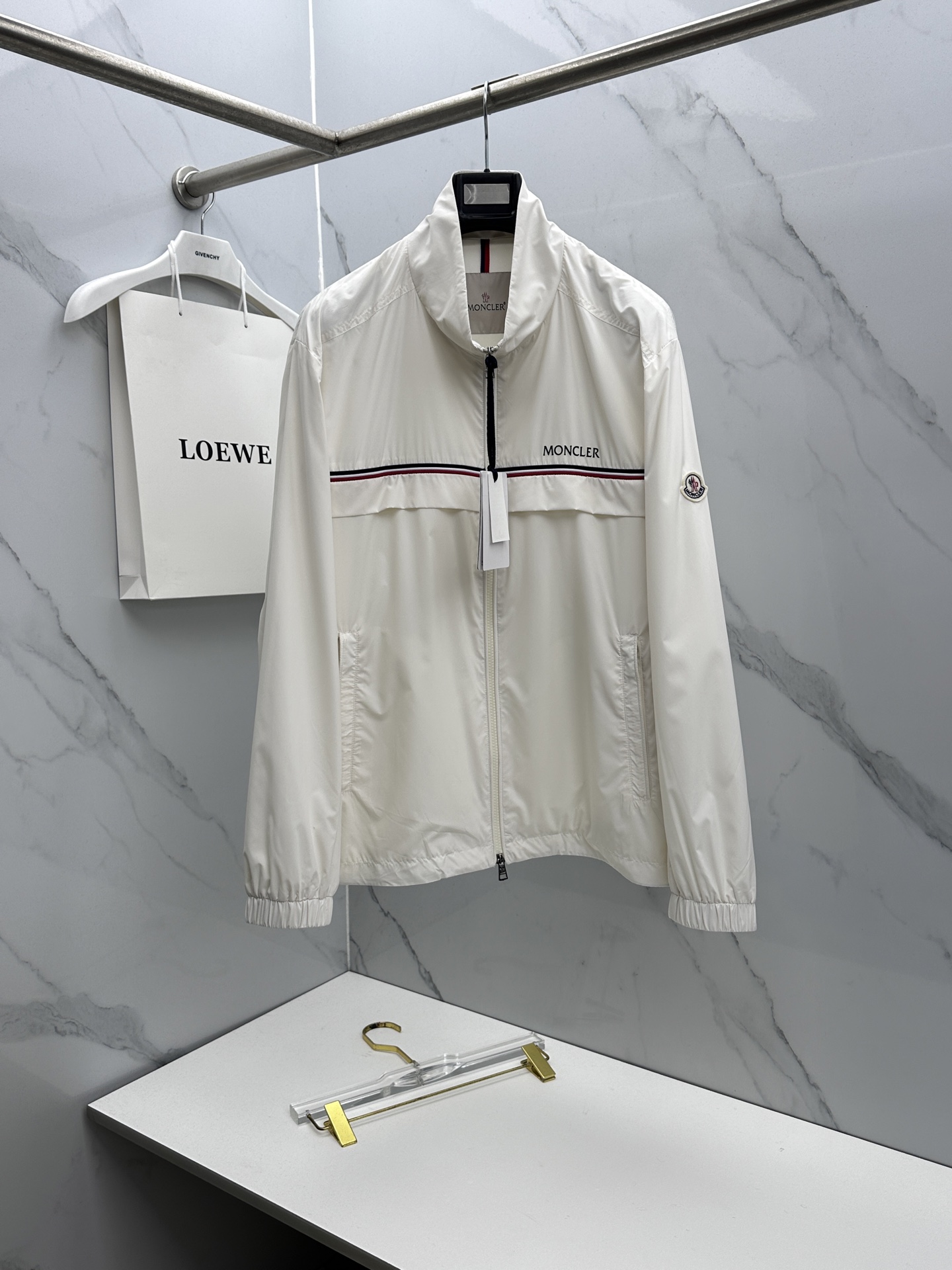 🆕Moncler蒙口 2026早春休闲系列，最新时尚立领夹克外套.丝滑轻薄，红白蓝标志性搭配。处处细节显