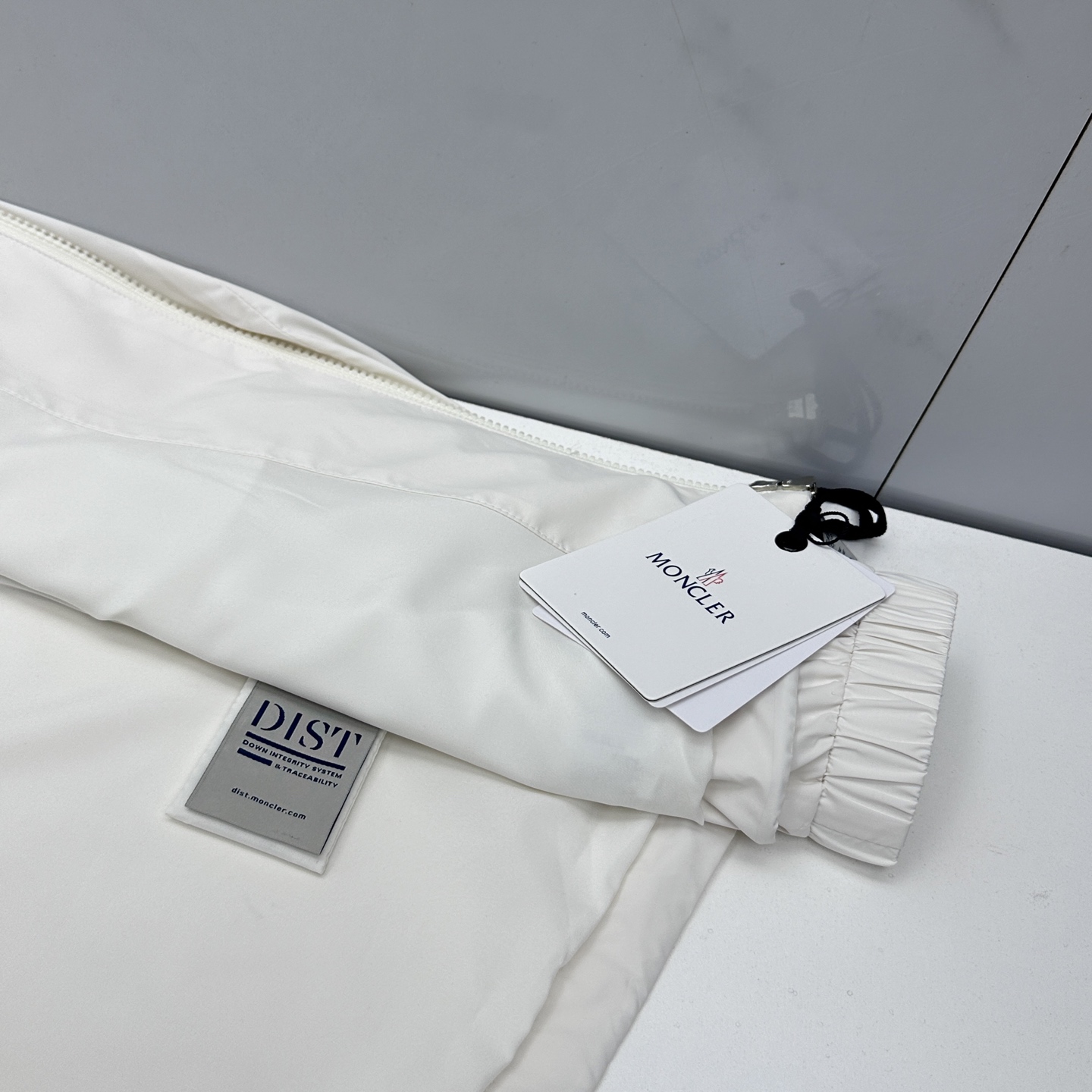 🆕Moncler蒙口 2026早春休闲系列，最新时尚立领夹克外套.丝滑轻薄，红白蓝标志性搭配。处处细节显