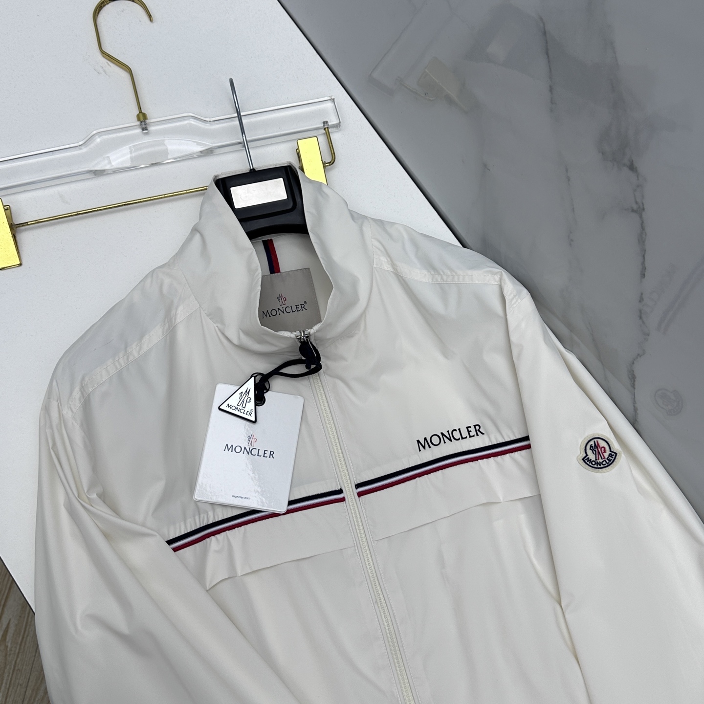 🆕Moncler蒙口 2026早春休闲系列，最新时尚立领夹克外套.丝滑轻薄，红白蓝标志性搭配。处处细节显