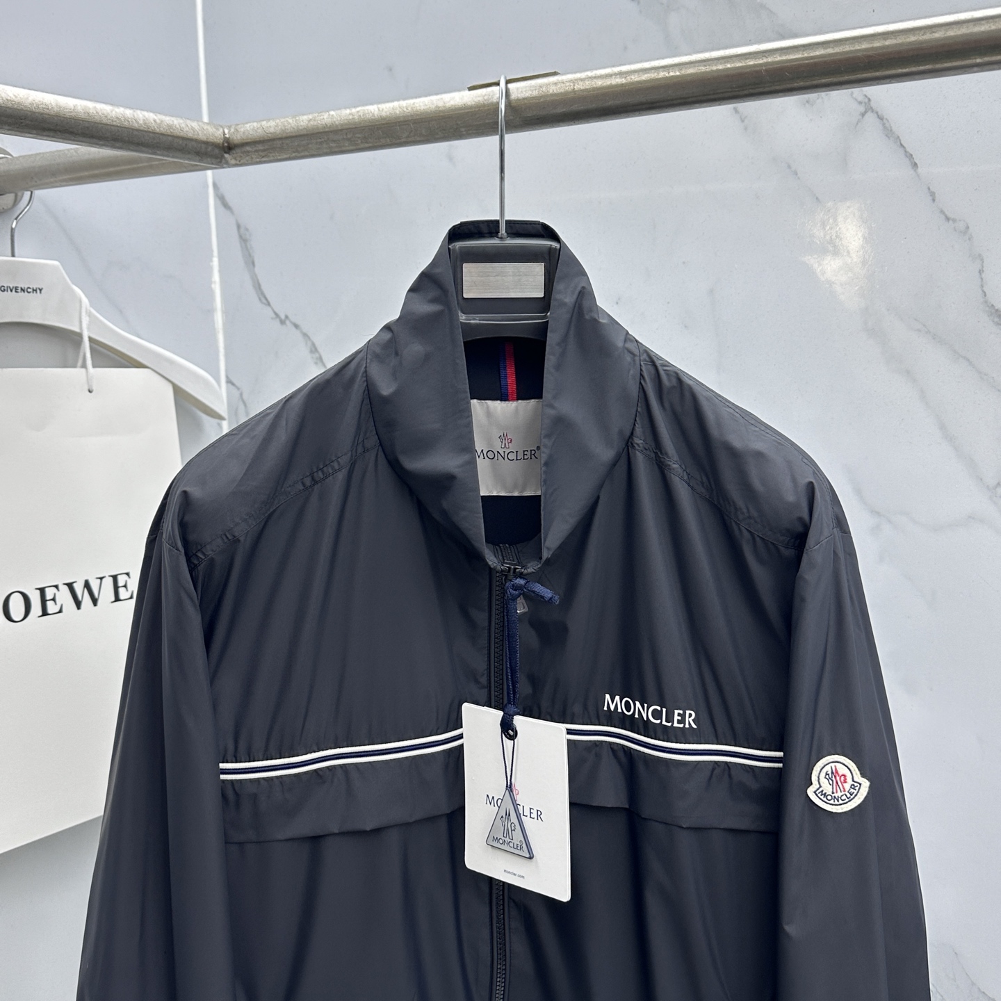 🆕Moncler蒙口 2026早春休闲系列，最新时尚立领夹克外套.丝滑轻薄，红白蓝标志性搭配。处处细节显