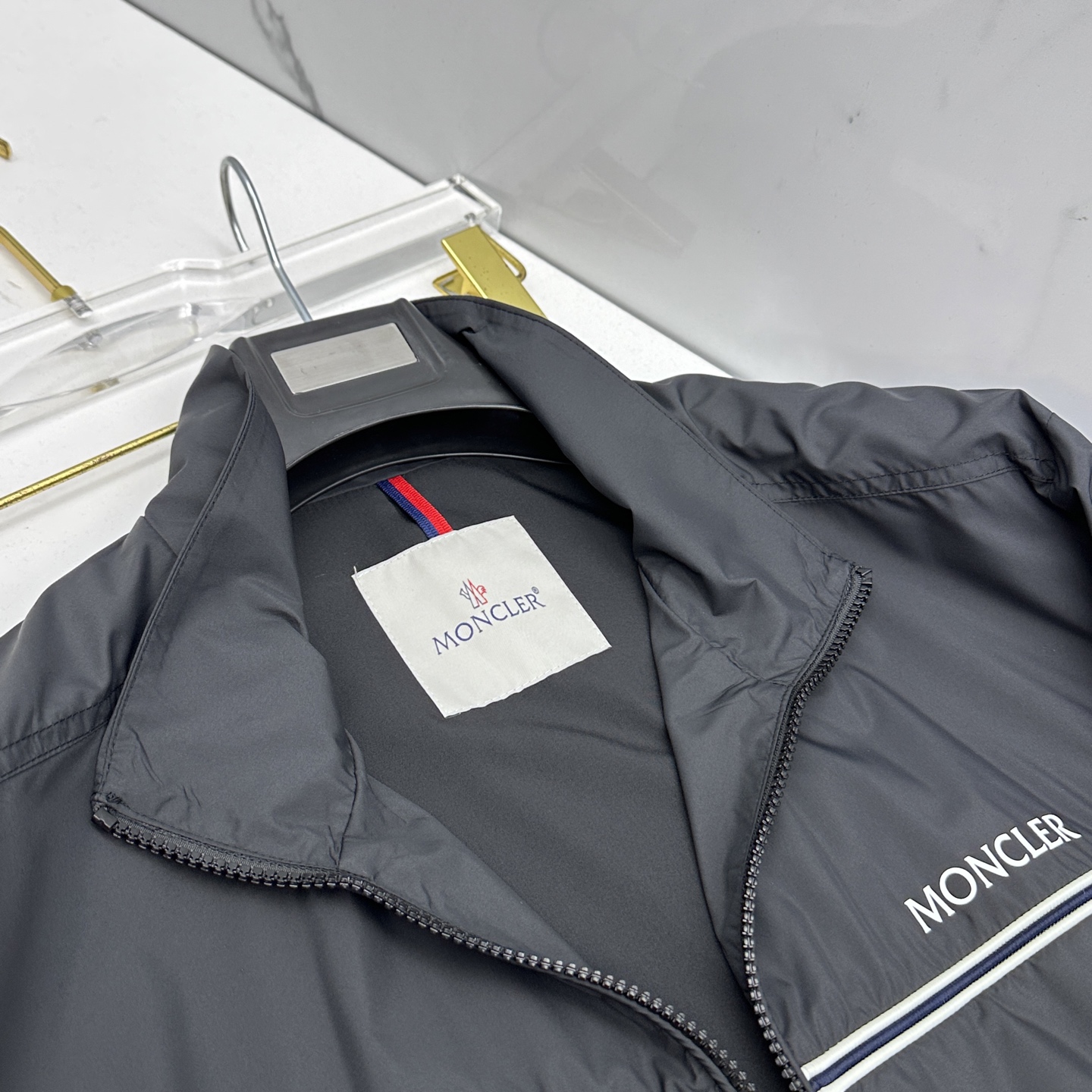 🆕Moncler蒙口 2026早春休闲系列，最新时尚立领夹克外套.丝滑轻薄，红白蓝标志性搭配。处处细节显