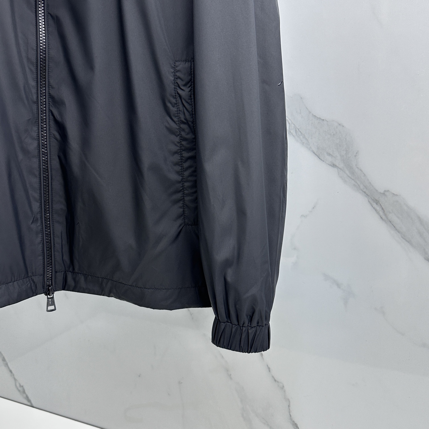 🆕Moncler蒙口 2026早春休闲系列，最新时尚立领夹克外套.丝滑轻薄，红白蓝标志性搭配。处处细节显