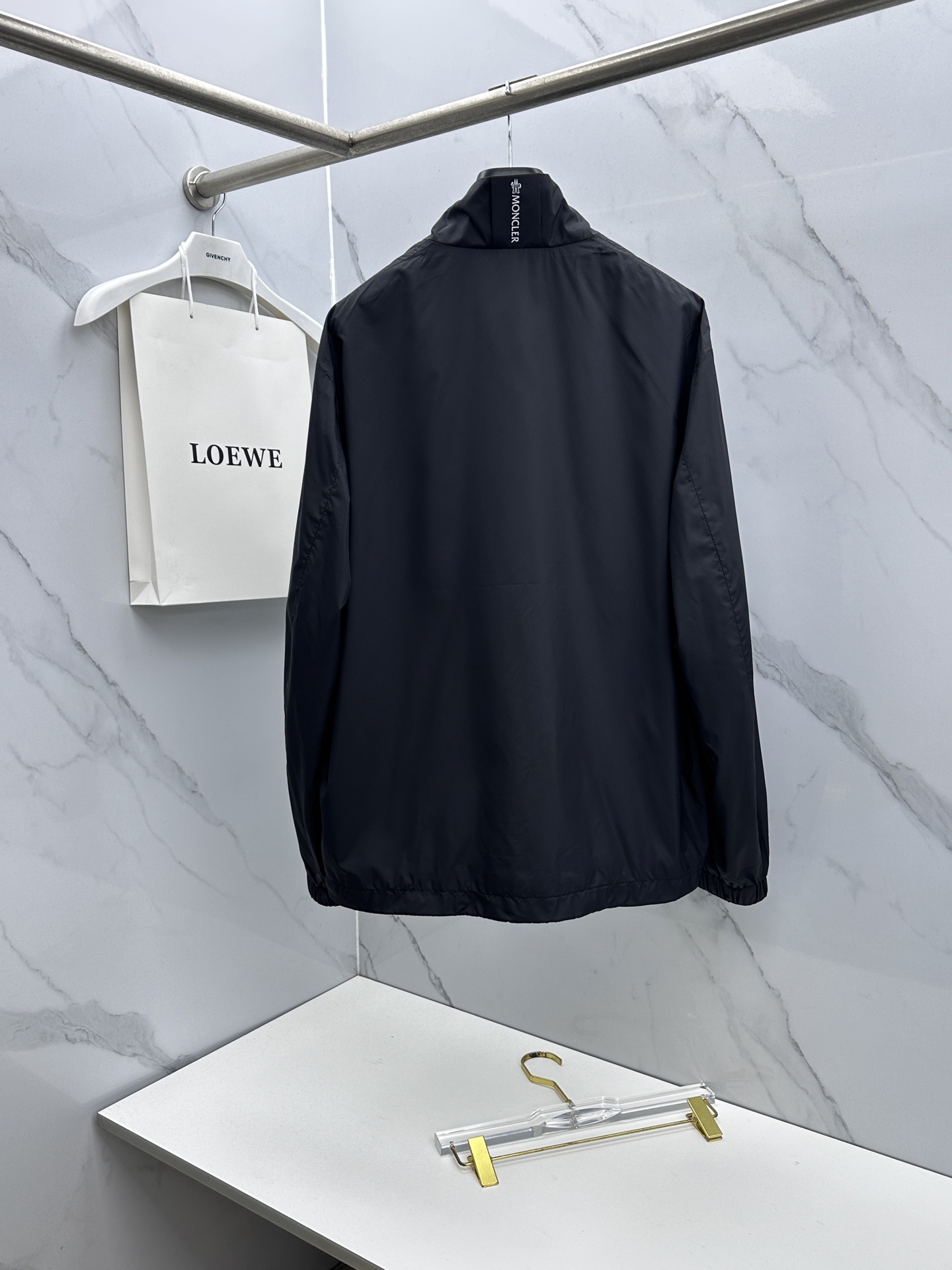 🆕Moncler蒙口 2026早春休闲系列，最新时尚立领夹克外套.丝滑轻薄，红白蓝标志性搭配。处处细节显