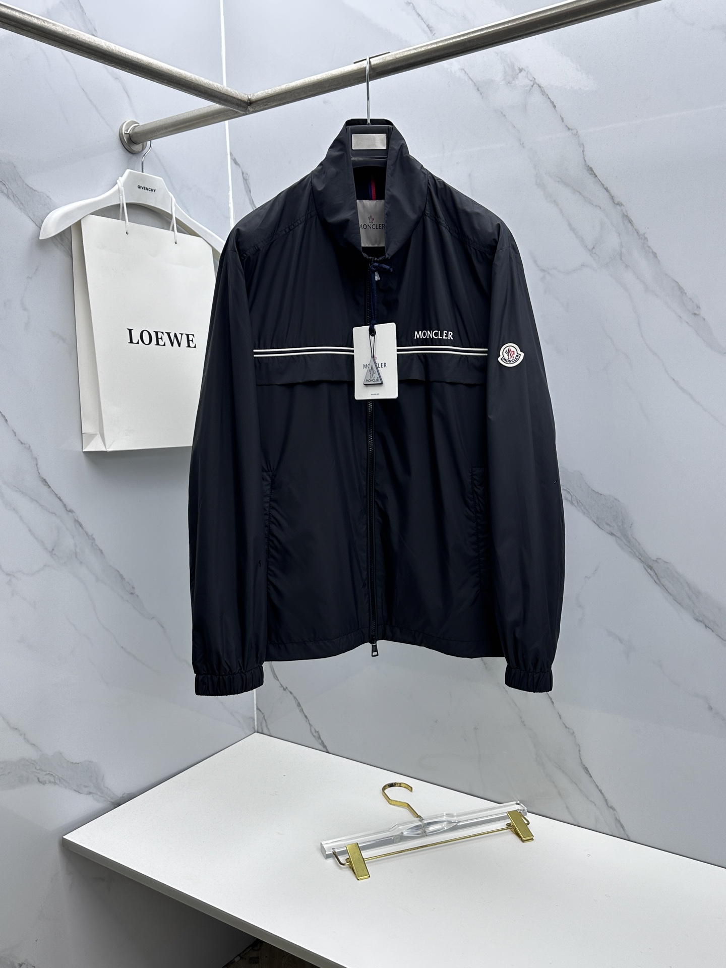 🆕Moncler蒙口 2026早春休闲系列，最新时尚立领夹克外套.丝滑轻薄，红白蓝标志性搭配。处处细节显