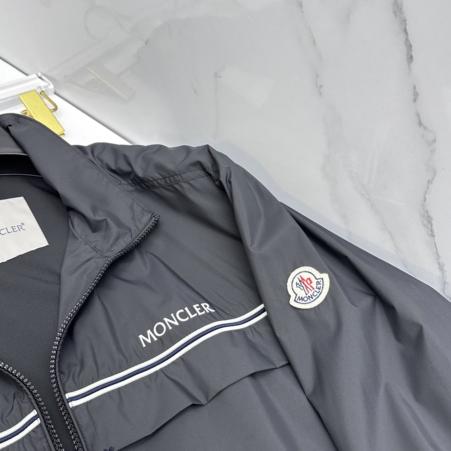 🆕Moncler蒙口 2026早春休闲系列，最新时尚立领夹克外套.丝滑轻薄，红白蓝标志性搭配。处处细节显