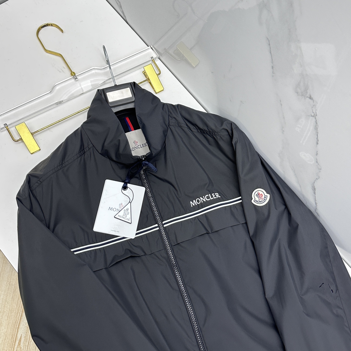 🆕Moncler蒙口 2026早春休闲系列，最新时尚立领夹克外套.丝滑轻薄，红白蓝标志性搭配。处处细节显