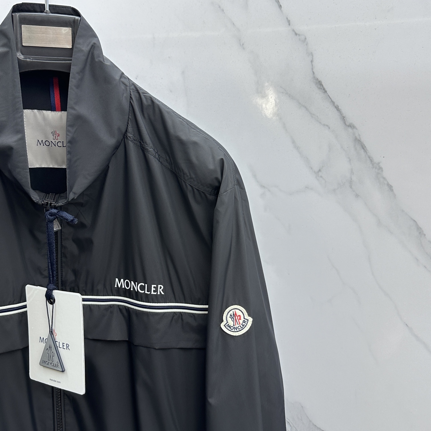 🆕Moncler蒙口 2026早春休闲系列，最新时尚立领夹克外套.丝滑轻薄，红白蓝标志性搭配。处处细节显