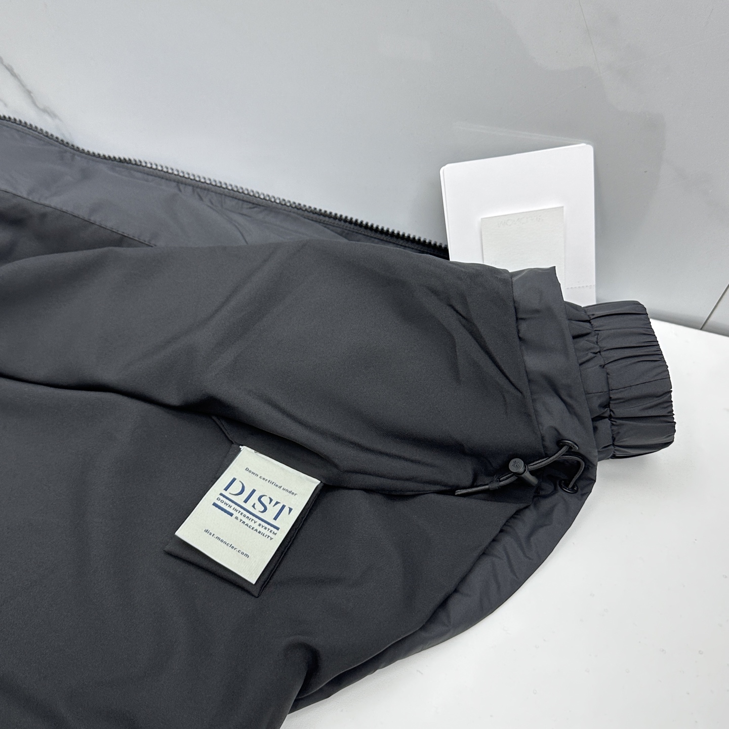 🆕Moncler蒙口 2026早春休闲系列，最新时尚立领夹克外套.丝滑轻薄，红白蓝标志性搭配。处处细节显