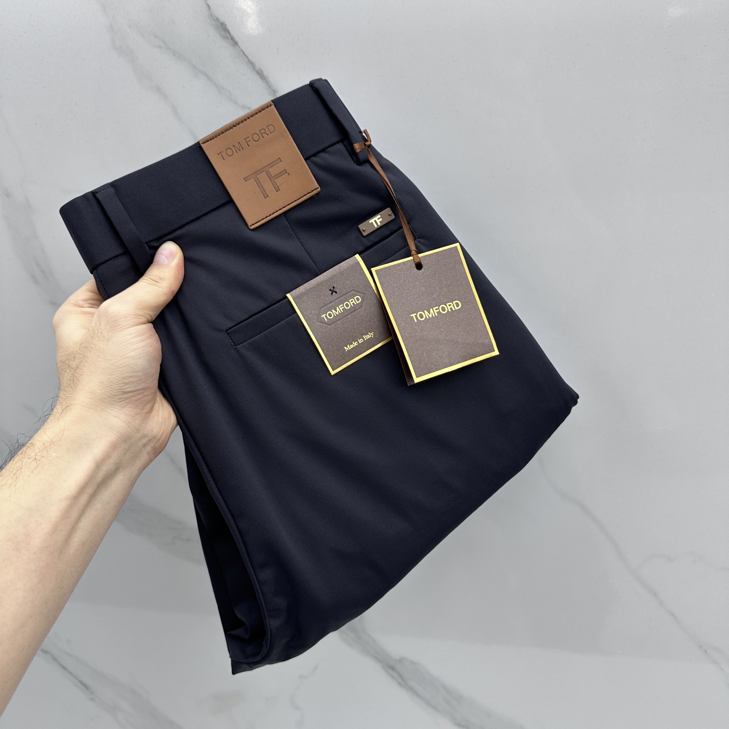 NO:759741,TOM FORD's new spring and summer casual pants and trousers are on sale simultaneously on the official website. The trousers are designed with craftsmanship. Customer-supplied accessories and fabrics are customized. They are soft and silky. Factory-produced products are free of inspection!  Every detail is done to the extreme, original hardware accessories, full of fashion, stylish and handsome upper body, a must-have item for fashionistas!  Original product from AX!  Code number 30-40 Yes 35 No 37. 39,,tom ford,19860909TOM FORD 春夏新品休闲裤西裤,官网同步发售,裤身工艺设计,客供辅料、面料定制,柔软丝滑,代工厂出品免检！每个细节做到极致,原版五金配件,潮范十足、上身有型帅气,潮人必备单品！ AX原单出品！ 码数30-40有35无37. 39,,tom ford,,Men's clothing