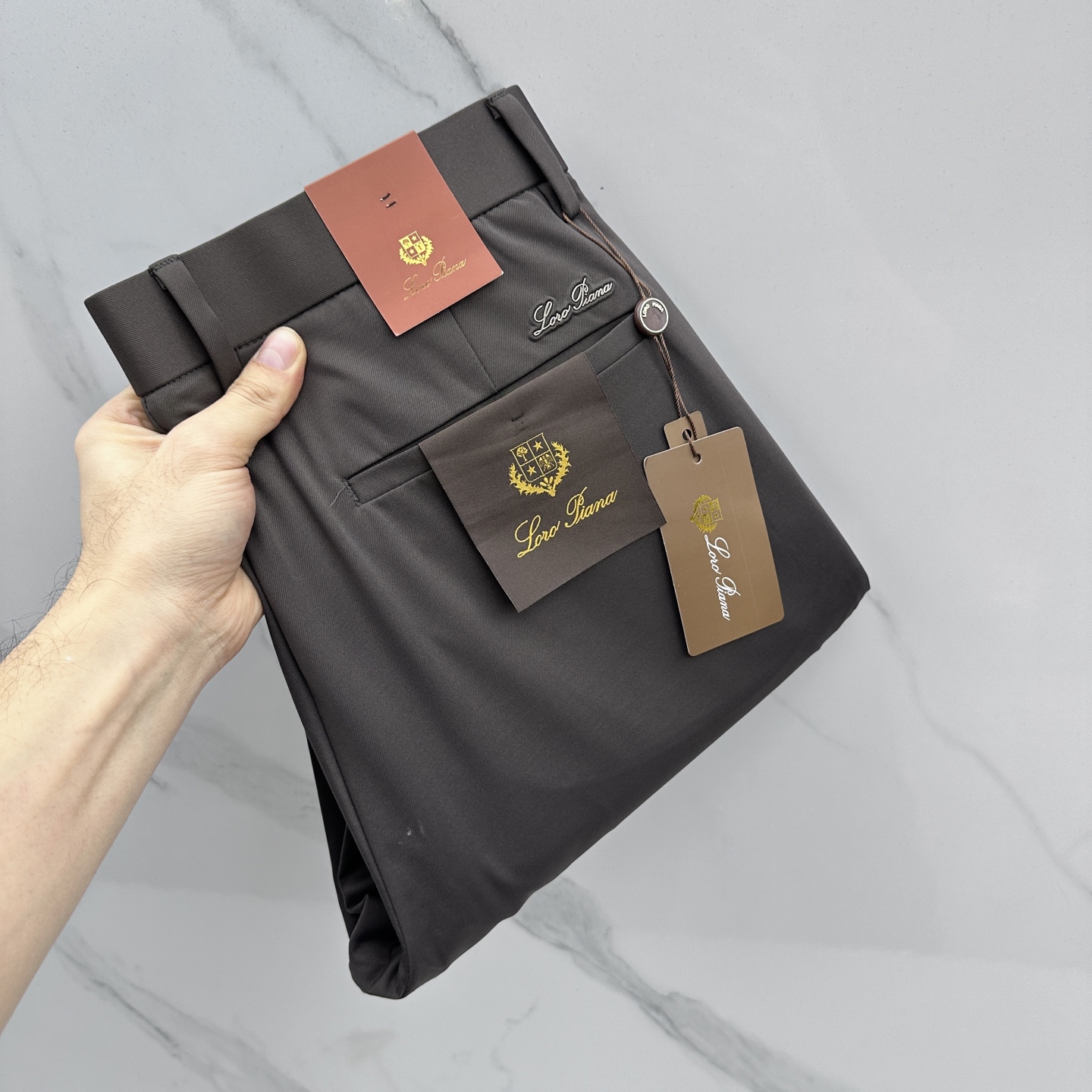 NO:735559,LP's new spring and summer casual trousers, trousers, available simultaneously on the official website, trousers body craftsmanship design, customer-supplied accessories and fabrics are customized, soft and silky, factory-produced without inspection!  Every detail is done to the extreme, original hardware accessories, full of fashion, stylish and handsome upper body, a must-have item for fashionistas!  Original product from AX!  Code number 30-40 Yes 35 No 37. 39,,loro piana,19860909LP 春夏新品休闲裤西裤,官网同步发售,裤身工艺设计,客供辅料、面料定制,柔软丝滑,代工厂出品免检！每个细节做到极致,原版五金配件,潮范十足、上身有型帅气,潮人必备单品！ AX原单出品！ 码数30-40有35无37. 39,,loro piana,,Men's clothing