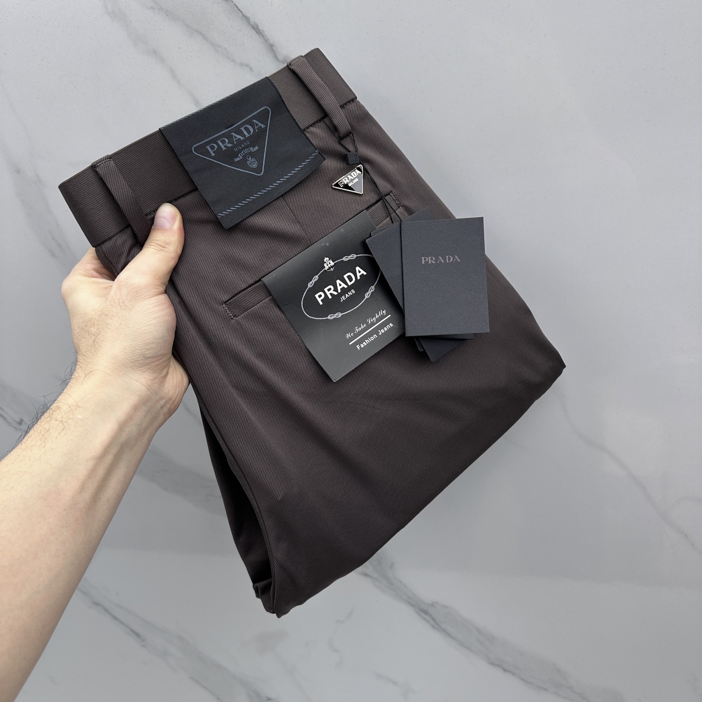 NO:735564,Prada's new spring and summer casual pants and trousers are on sale simultaneously on the official website. The trousers are designed with craftsmanship, customer-supplied accessories and fabrics are customized. They are soft and silky. Factory-made products are free of inspection!  Every detail is done to the extreme, original hardware accessories, full of fashion, stylish and handsome upper body, a must-have item for fashionistas!  Original product from AX!  Code number 30-40 Yes 35 No 37. 39,,prada,prada,19860909Prada普拉达 春夏新品休闲裤西裤,官网同步发售,裤身工艺设计,客供辅料、面料定制,柔软丝滑,代工厂出品免检！每个细节做到极致,原版五金配件,潮范十足、上身有型帅气,潮人必备单品！ AX原单出品！ 码数30-40有35无37. 39,,prada,prada,,Men's clothing