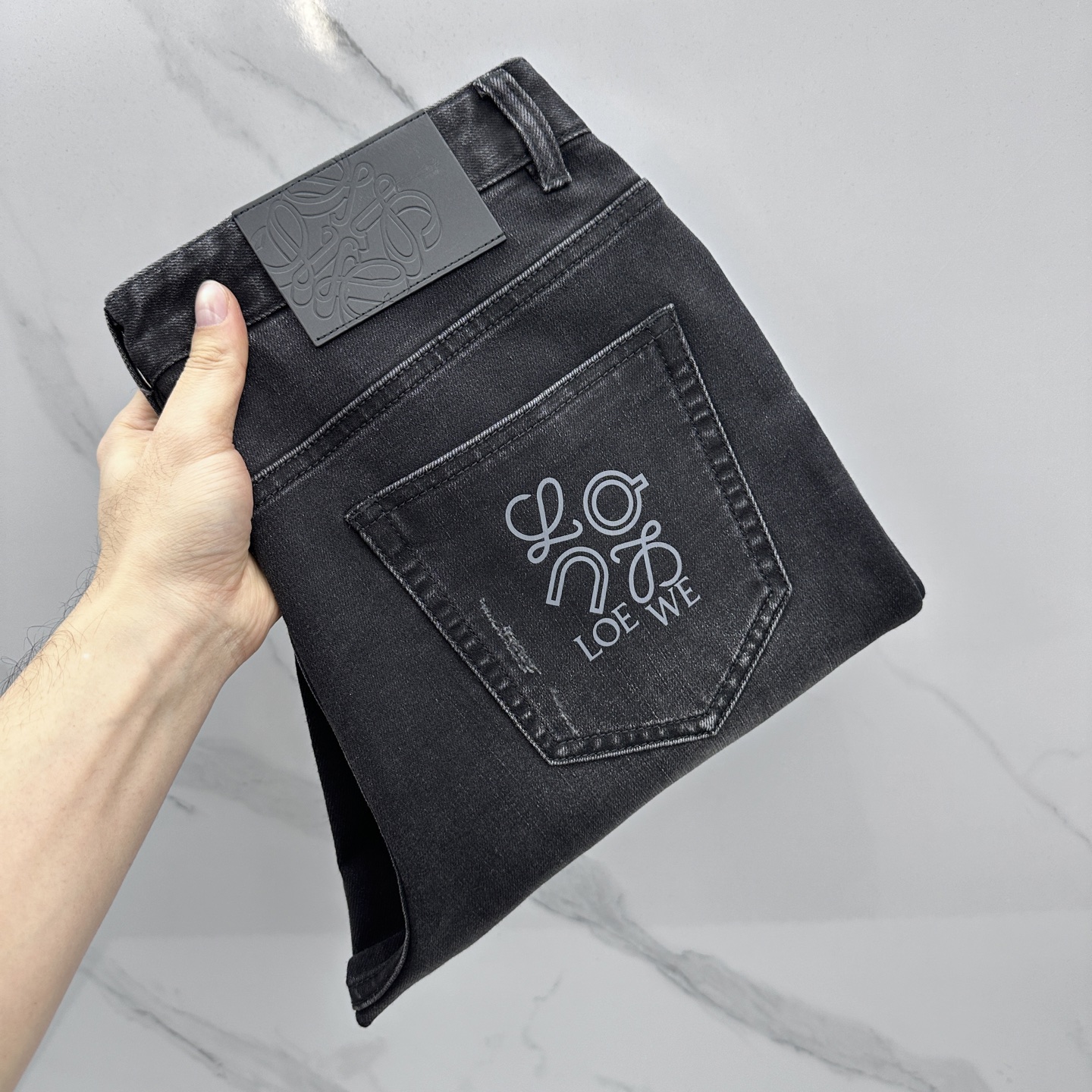 🆕LOEWE罗意威 男装系列属于时装圈无法复制和取代的存在，代表着意式典型的品牌 工艺、品质及剪裁设计都