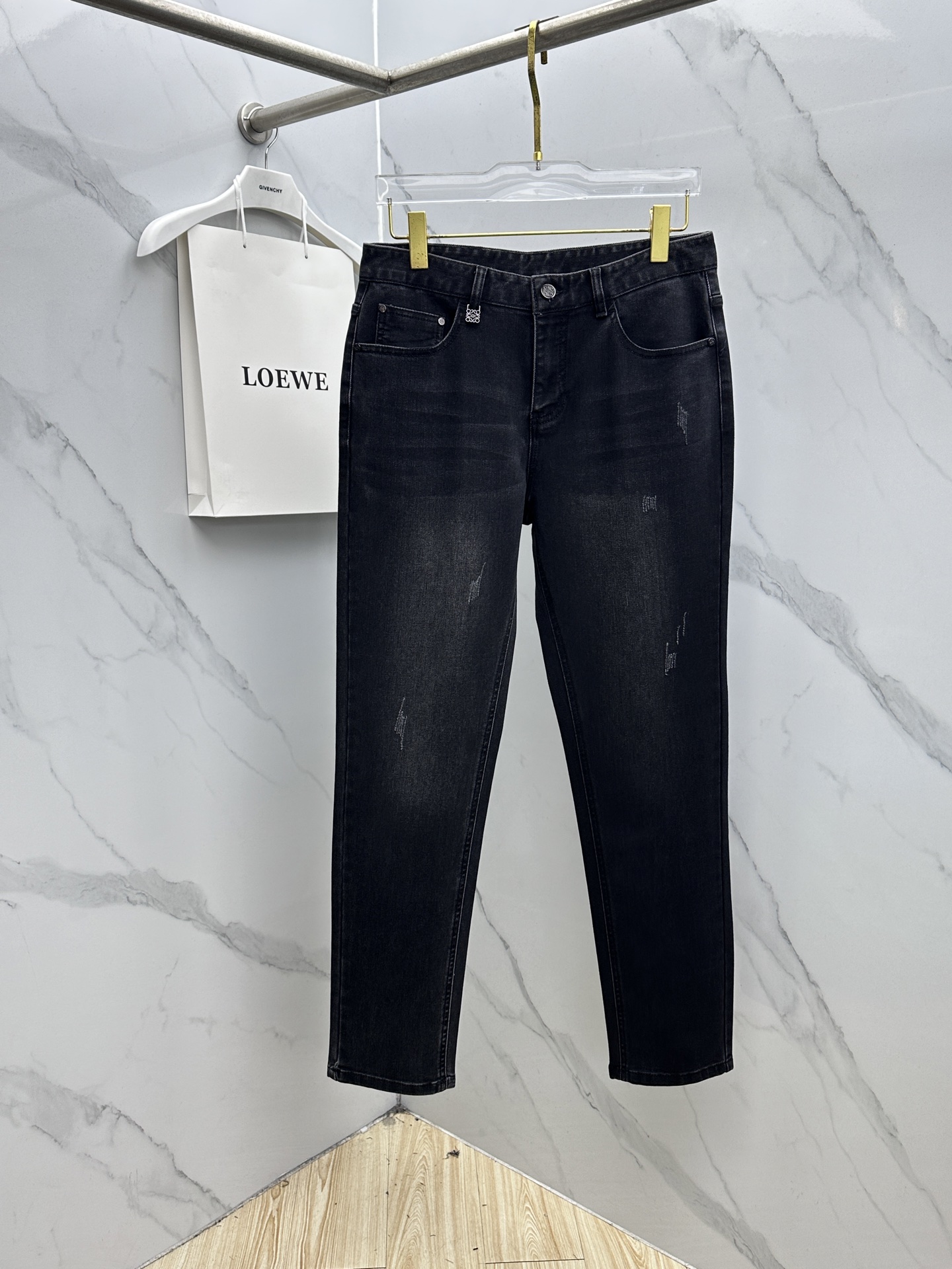 🆕LOEWE罗意威 男装系列属于时装圈无法复制和取代的存在，代表着意式典型的品牌 工艺、品质及剪裁设计都