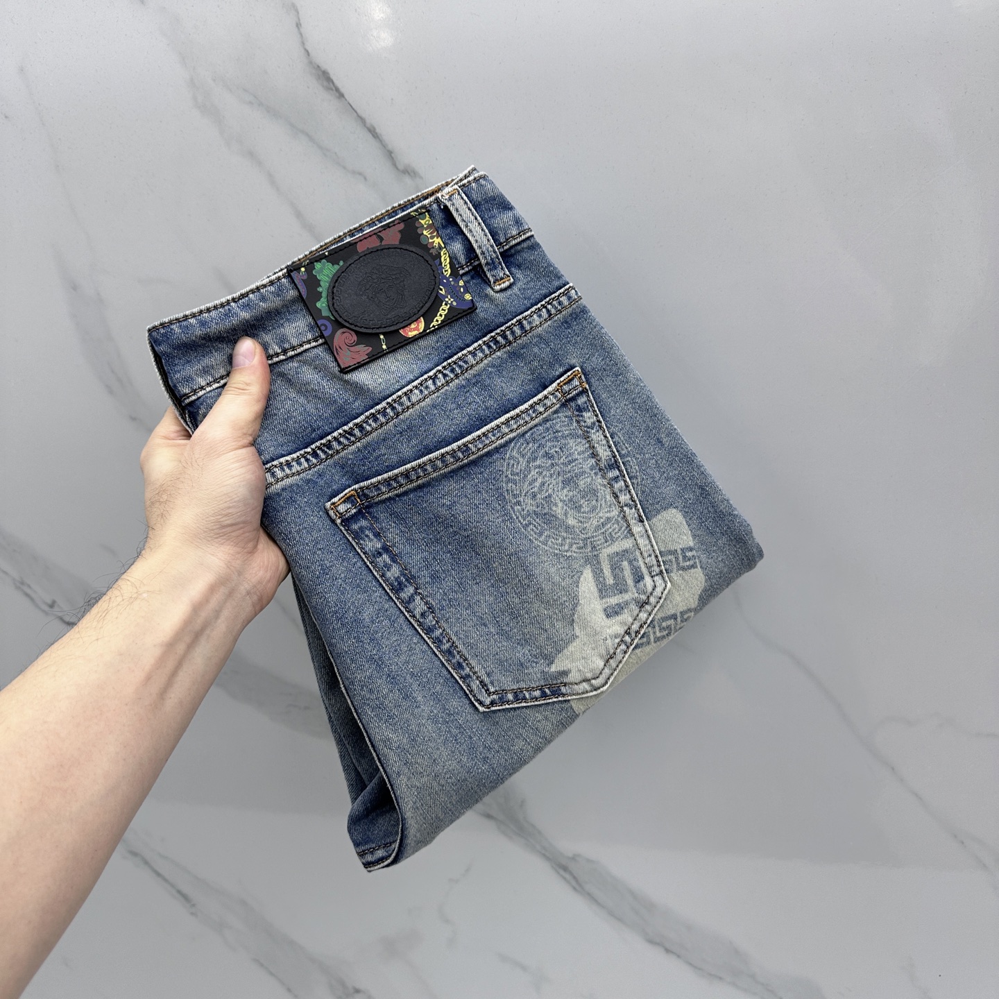 NO:735569,Versace's high-end customization, the latest washed jeans for spring 26, are available simultaneously at the counter. Original custom replicas. Customized accessories provided by customers. Original quality. Imported solid-color stretch fabrics. Breathable and comfortable. Fine workmanship and routing. Excellent upper body!  Preferred single A16 code number 29-38 no 37,,versace,versace,jeans,19860909Versace范思哲 高端定制、26春季最新款洗水牛仔裤 柜台同步发售 原版定制复刻 客供定制辅料 原单品质 进口固色弹力面料 透气舒适.做工走线精细 上身绝佳！优选单A16 码数29-38无37,,versace,versace,jeans,,Men's clothing