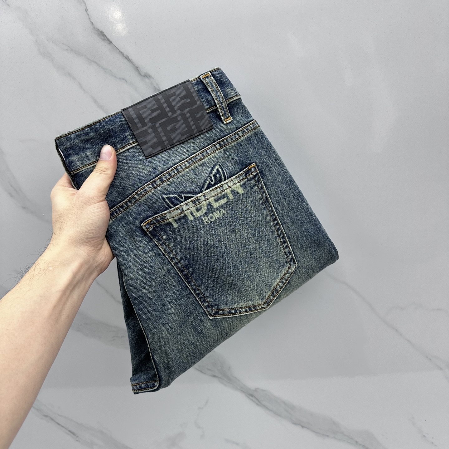 NO:735574,Fendi Fendi's high-end customization, the latest washed jeans for spring 26, are available at the counter at the same time. Original custom replicas. Customized accessories provided by customers. Original quality. Imported solid-color stretch fabrics. Breathable and comfortable. Fine workmanship and routing. Excellent upper body!  Preferred single A16 code number 29-38 no 37,,fendi,fendi,jeans,19860909Fendi芬迪 高端定制、26春季最新款洗水牛仔裤 柜台同步发售 原版定制复刻 客供定制辅料 原单品质 进口固色弹力面料 透气舒适.做工走线精细 上身绝佳！优选单A16 码数29-38无37,,fendi,fendi,jeans,,Men's clothing