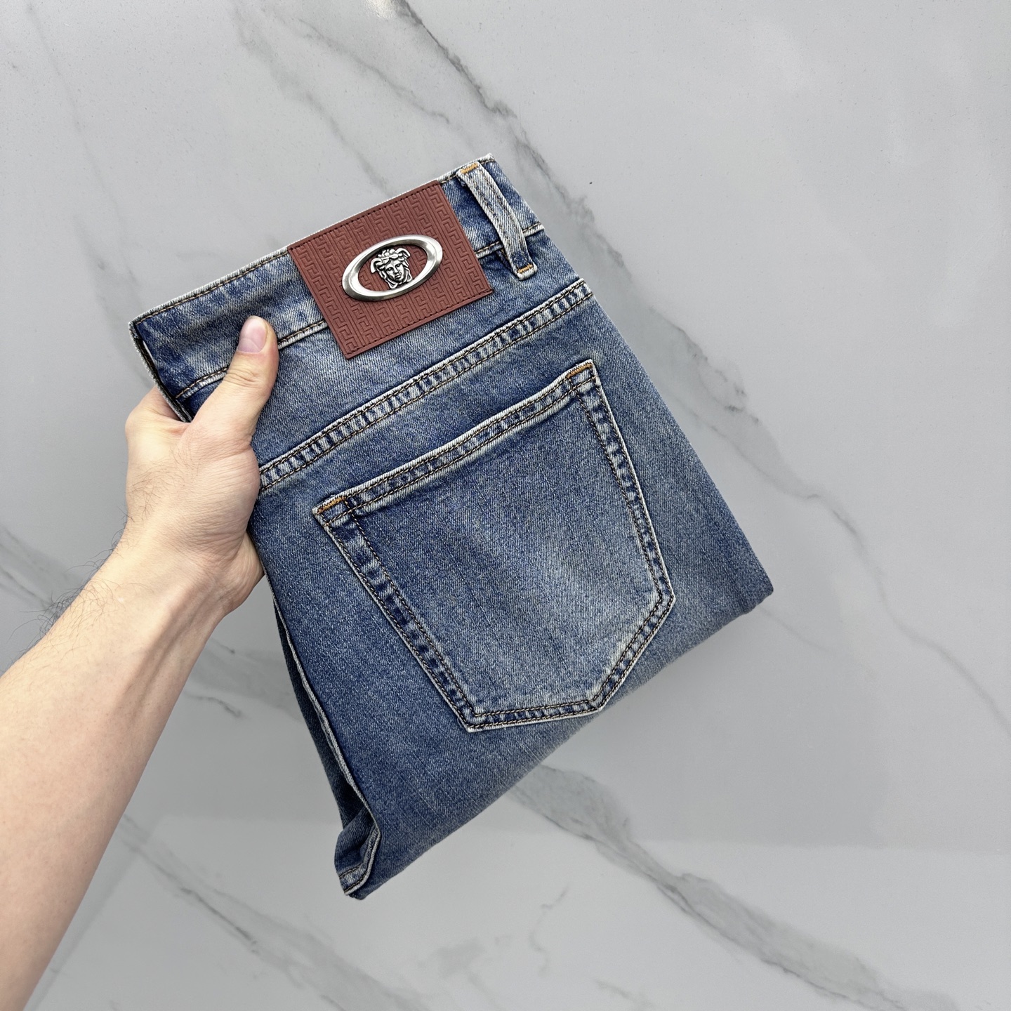 NO:735579,Versace's high-end customization, the latest washed jeans for spring 26, are available simultaneously at the counter. Original custom replicas. Customized accessories provided by customers. Original quality. Imported solid-color stretch fabrics. Breathable and comfortable. Fine workmanship and routing. Excellent upper body!  Preferred single A16 code number 29-38 no 37,,versace,versace,jeans,19860909Versace范思哲 高端定制、26春季最新款洗水牛仔裤 柜台同步发售 原版定制复刻 客供定制辅料 原单品质 进口固色弹力面料 透气舒适.做工走线精细 上身绝佳！优选单A16 码数29-38无37,,versace,versace,jeans,,Men's clothing