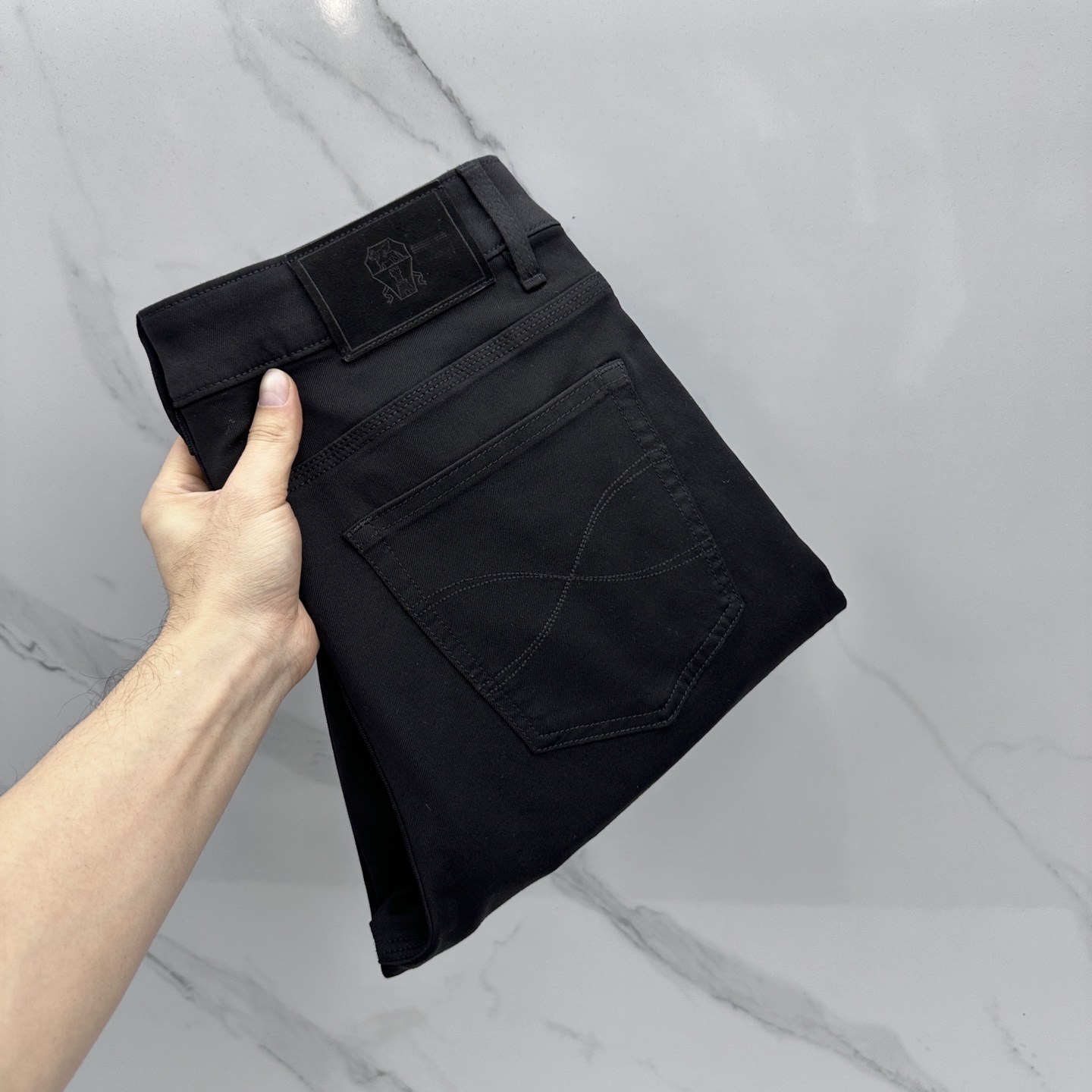 NO:735587,BC high-end customization, the latest washed jeans for spring 26, are available at the counter at the same time. Original customized replicas. Customized accessories provided by customers. Original quality. Imported solid-color stretch fabrics. Breathable and comfortable. Fine workmanship and routing. Excellent upper body!  Preferred single A16 code number 29-38 no 37,,jeans,19860909BC 高端定制、26春季最新款洗水牛仔裤 柜台同步发售 原版定制复刻 客供定制辅料 原单品质 进口固色弹力面料 透气舒适.做工走线精细 上身绝佳！优选单A16 码数29-38无37,,jeans,,Men's clothing