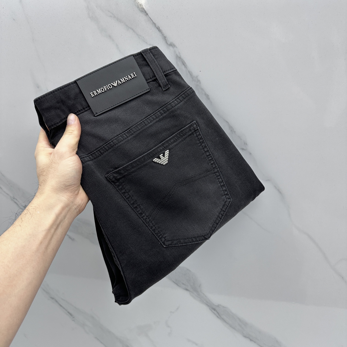 NO:735592,Amani's high-end customization, the latest washed jeans for spring 26, are available at the counter at the same time. Original custom replicas. Customized accessories provided by customers. Original quality. Imported solid-color stretch fabrics. Breathable and comfortable. Fine workmanship and routing. Excellent upper body!  Preferred order A16 code number 29-38 no 37, armani,jeans,19860909Amani阿玛尼 高端定制、26春季最新款洗水牛仔裤 柜台同步发售 原版定制复刻 客供定制辅料 原单品质 进口固色弹力面料 透气舒适.做工走线精细 上身绝佳！优选单A16 码数29-38无37,,armani,jeans,,Men's clothing