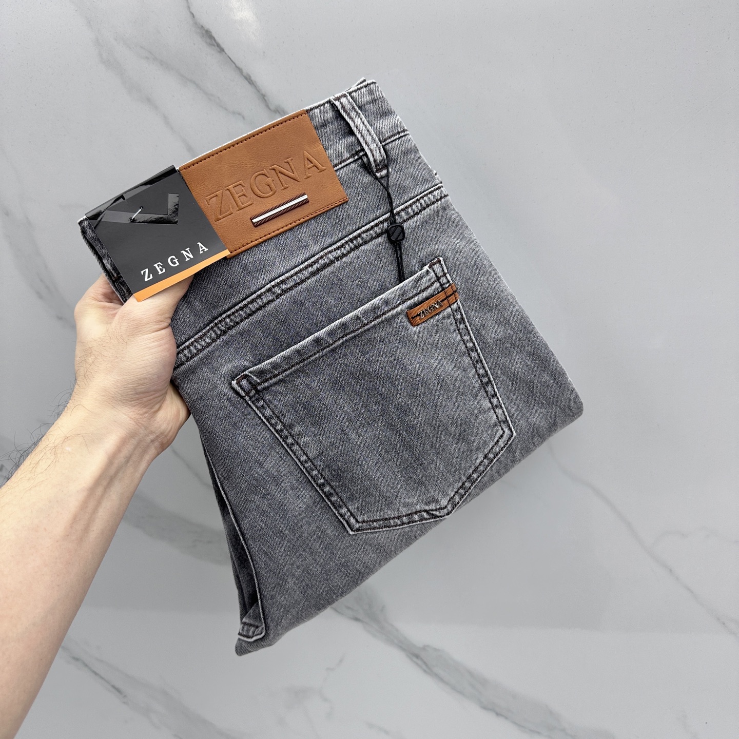 NO:735555,ZEGNA Zegna's high-end customization, 26th early spring new thin jeans, sold simultaneously at the counter, original custom-made replicas, customer-supplied hardware accessories, original quality, imported solid-color denim fabrics, heavy washing, fine workmanship, and excellent upper body!  The preferred item is complete with three standards, AX size 30-38, no 37,,zegna,jeans,19860909ZEGNA杰尼亚 高端定制、26早春新款薄款牛仔裤 柜台同步发售 原版定制复刻 客供五金辅料 原单品质 进口固色牛仔面料 重工洗水 做工走线精细 上身绝佳！优选单品 三标齐全 AX 码数30-38无37,,zegna,jeans,,Men's clothing