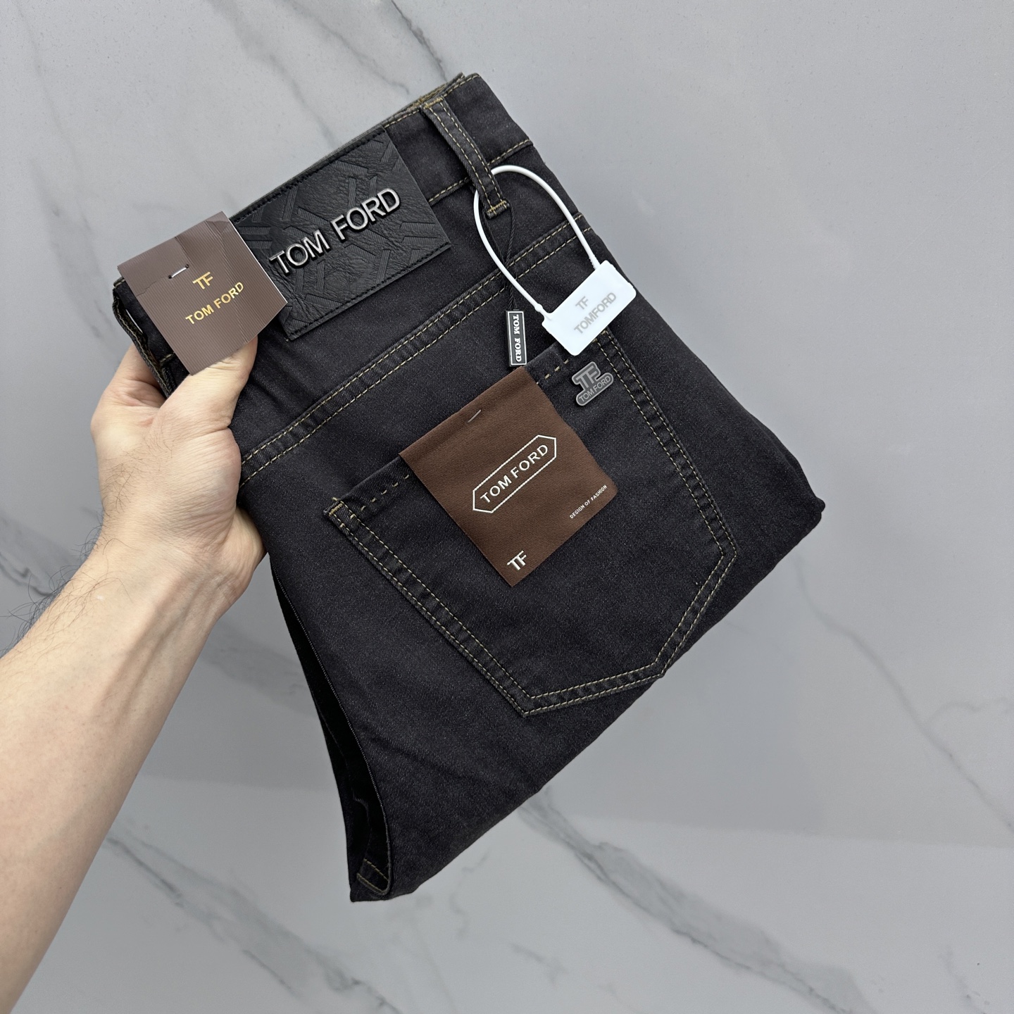 NO:735560,TOM FORD high-end customization, 26 new early spring thin jeans, sold simultaneously at the counter, original custom-made replicas, customer-supplied hardware accessories, original quality, imported solid-color denim fabrics, heavy washing, fine workmanship, and excellent upper body!  The preferred item is complete with three standards, AX code number 30-38, no 37,, tom ford, jeans,19860909TOM FORD 高端定制、26早春新款薄款牛仔裤 柜台同步发售 原版定制复刻 客供五金辅料 原单品质 进口固色牛仔面料 重工洗水 做工走线精细 上身绝佳！优选单品 三标齐全 AX 码数30-38无37,,tom ford,jeans,,Men's clothing