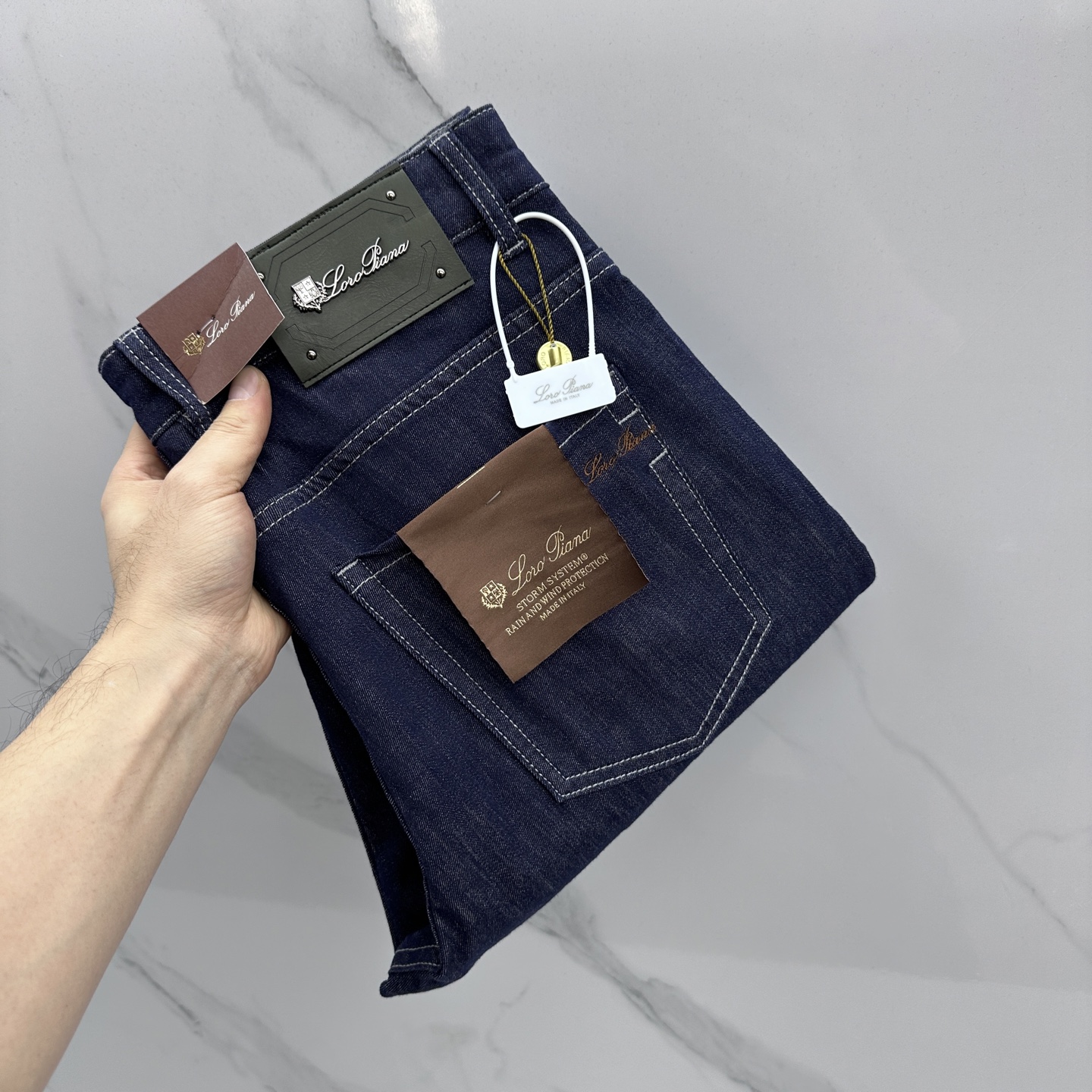 NO:735565,LP high-end customization, 26 new early spring thin jeans, sold simultaneously at the counter, original customized replicas, customer-supplied hardware accessories, original quality, imported solid color denim fabric, heavy washing, fine workmanship, and excellent upper body!  The preferred item is complete with three standards, AX size 30-38, no 37, loro piana, jeans,19860909LP 高端定制、26早春新款薄款牛仔裤 柜台同步发售 原版定制复刻 客供五金辅料 原单品质 进口固色牛仔面料 重工洗水 做工走线精细 上身绝佳！优选单品 三标齐全 AX 码数30-38无37,,loro piana,jeans,,Men's clothing