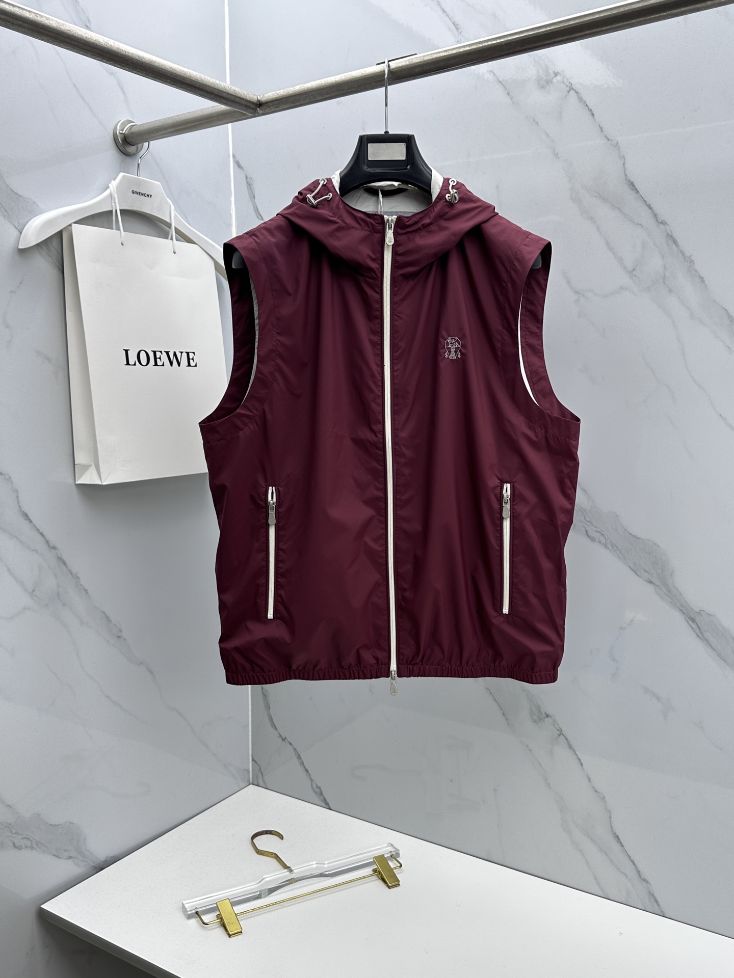 NO:735624,BC 2026 early spring casual series, synchronized with the official website, the latest fashionable hooded vest jacket. Every detail shows craftsmanship and enough advanced structural tailoring design changes to show men's diverse image changes. Slim and neat, tailored to meet the popular multi-layered wear. Customized buckles, unique. Versatile style for life. Complete with three standards. Boutique shipment 023 size M-3XL, jackets & coats, hats,19860909BC 2026早春休闲系列,官网同步,最新时尚连帽马甲外套.处处细节显工艺足够的高级结构性剪裁的设计改变来展现男士多样的形象变化,修身利落、剪裁合体,满足时下正流行的多层次穿搭,定制钉扣,独一无二.生活百搭款式 三标齐全 精品出货023 尺码M-3XL,,jackets & coats,hats,,Men's clothing