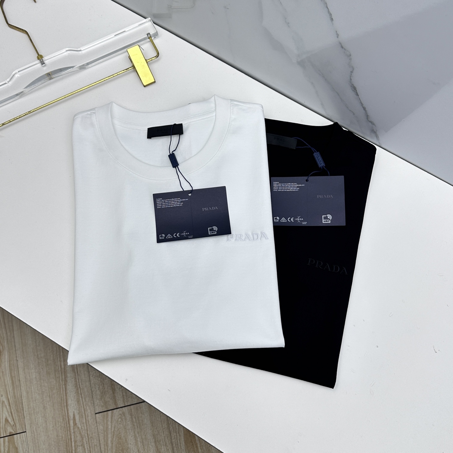 NO:759701,Prada's new debut counter, the latest short-sleeved round-neck T-shirt, high-end customization, brand logo on the chest and heavy craftsmanship design, high-end long-staple cotton fabric. Soft to the touch. Comfortable to wear. Counter-level exquisite stitching. Fine workmanship. Very wide and hammered!  A must-have item for a stylish man!  Three standard complete A7 original products, sizes M-3XL, prada, prada, T-shirt, tees, t-shirt,19860909Prada普拉达 新款首发专柜最新款短袖圆领T恤 高端订制 胸前品牌logo重工艺设计 高端长绒棉面料.手感柔软.穿着舒适.专柜级别精致车线.做工精细.挺阔有锤坠感！型男必备单品！三标齐全A7原单出品 尺码M-3XL,,prada,prada,T-shirt,tees，t-shirt,,Men's clothing