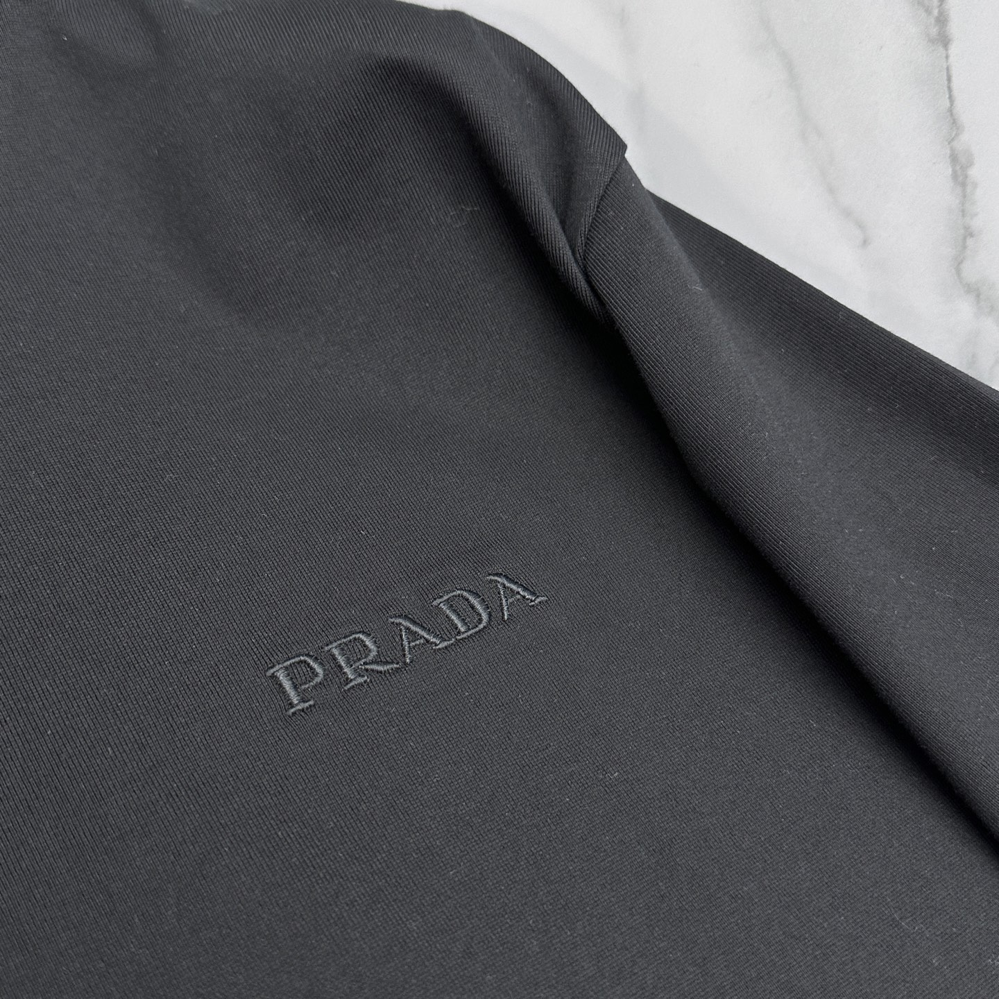 🆕Prada普拉达 新款首发专柜最新款短袖圆领T恤 高端订制 胸前品牌logo重工艺设计 高端长绒棉面料