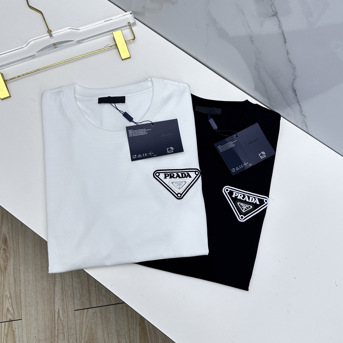 NO:759708,Prada's new debut counter, the latest short-sleeved round-neck T-shirt, high-end customization, brand logo on the chest and heavy craftsmanship design, high-end long-staple cotton fabric. Soft to the touch. Comfortable to wear. Counter-level exquisite stitching. Fine workmanship. Very wide and hammered!  A must-have item for a stylish man!  Three standard complete A7 original products, sizes M-3XL, prada, prada, T-shirt, tees, t-shirt,19860909Prada普拉达 新款首发专柜最新款短袖圆领T恤 高端订制 胸前品牌logo重工艺设计 高端长绒棉面料.手感柔软.穿着舒适.专柜级别精致车线.做工精细.挺阔有锤坠感！型男必备单品！三标齐全A7原单出品 尺码M-3XL,,prada,prada,T-shirt,tees，t-shirt,,Men's clothing