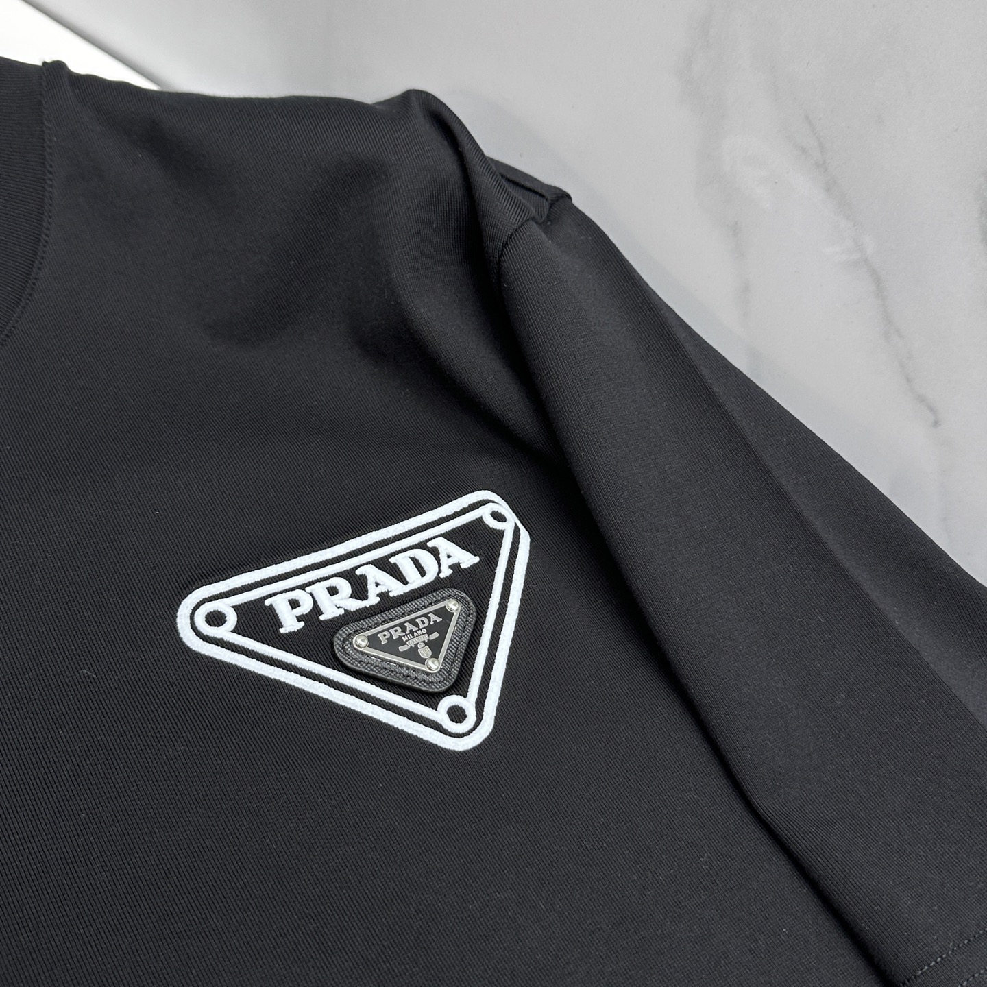 🆕Prada普拉达 新款首发专柜最新款短袖圆领T恤 高端订制 胸前品牌logo重工艺设计 高端长绒棉面料